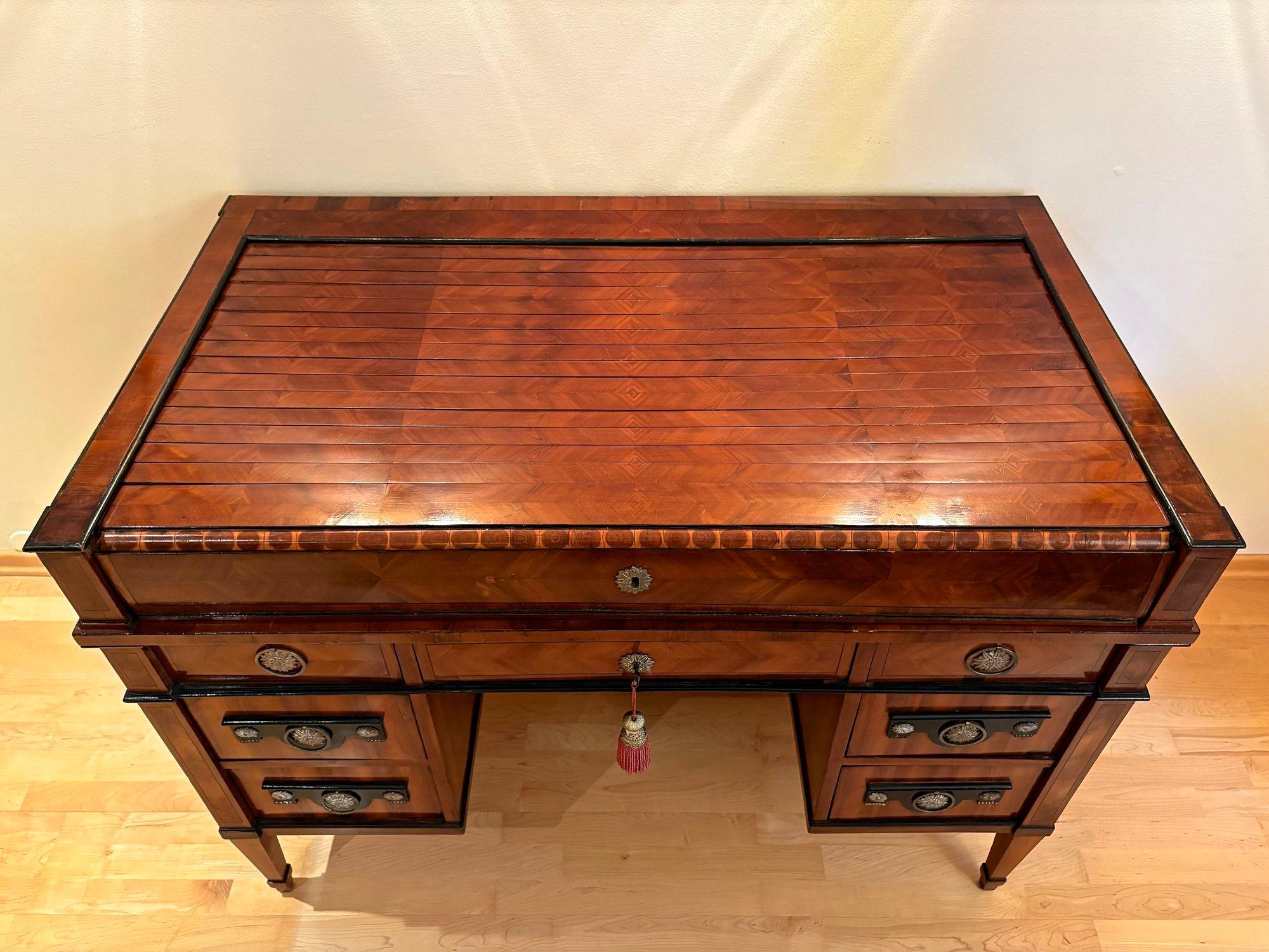 Empire-Schreibtisch mit Rollplatte aus dem späten 18. Jahrhundert, Nussbaumholz, AT ca. 1790/1800 (Österreichisch) im Angebot
