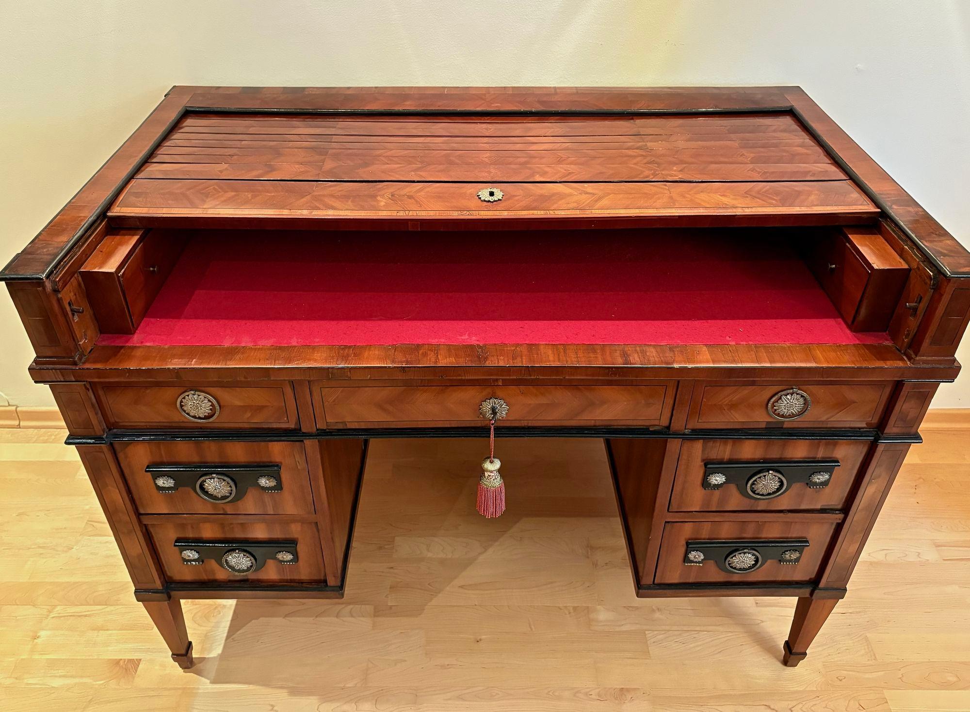 Empire-Schreibtisch mit Rollplatte aus dem späten 18. Jahrhundert, Nussbaumholz, AT ca. 1790/1800 (Poliert) im Angebot