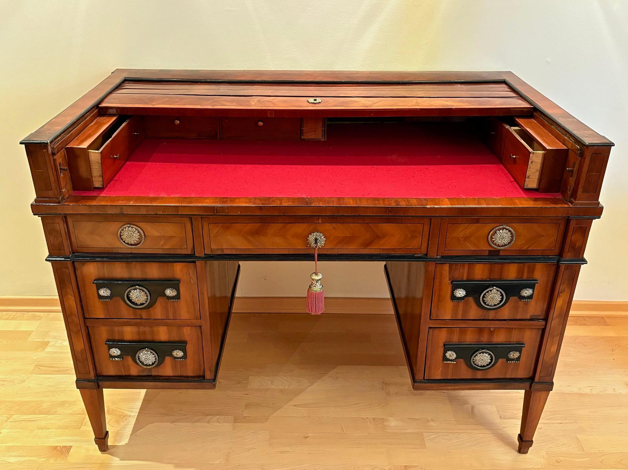 Empire-Schreibtisch mit Rollplatte aus dem späten 18. Jahrhundert, Nussbaumholz, AT ca. 1790/1800 (Messing) im Angebot