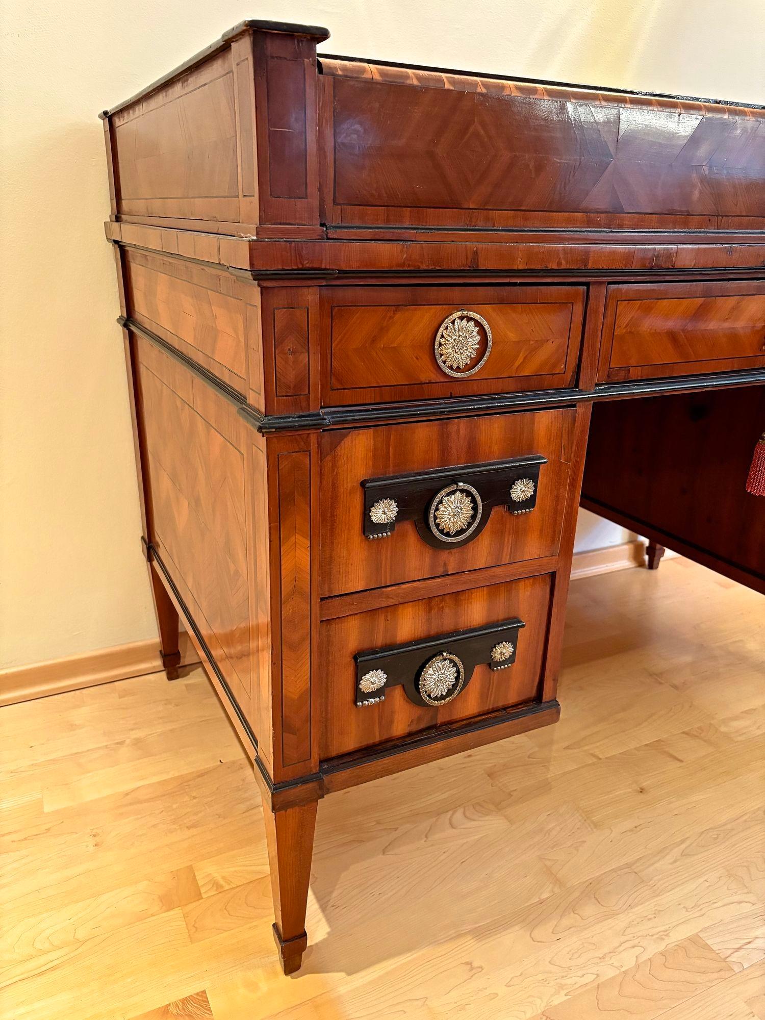 Empire-Schreibtisch mit Rollplatte aus dem späten 18. Jahrhundert, Nussbaumholz, AT ca. 1790/1800 im Angebot 1