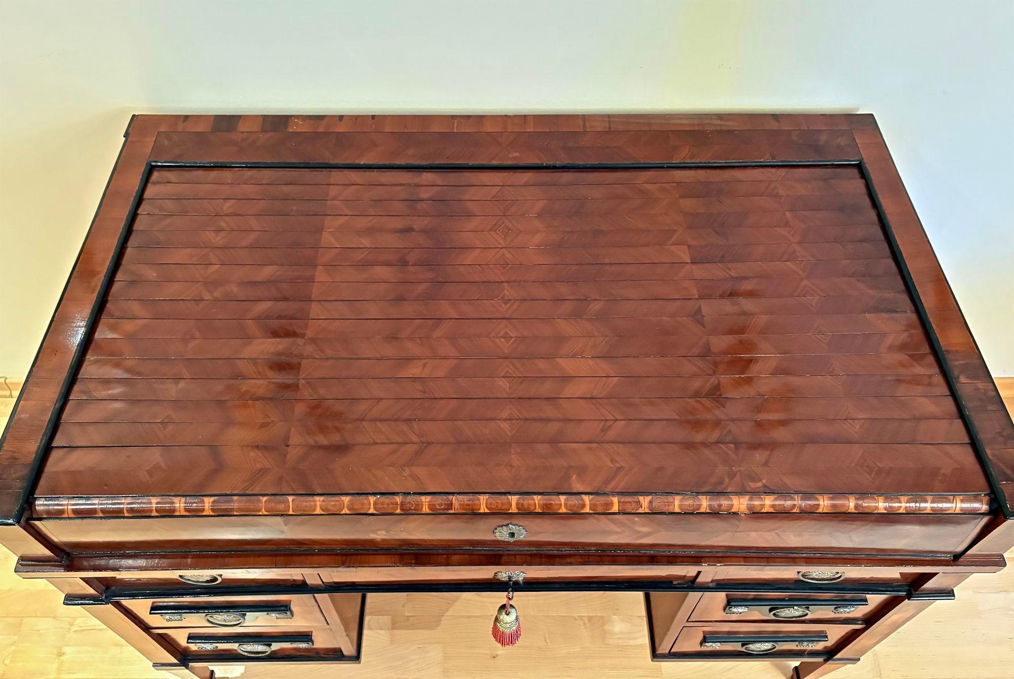 Empire-Schreibtisch mit Rollplatte aus dem späten 18. Jahrhundert, Nussbaumholz, AT ca. 1790/1800 im Angebot 2
