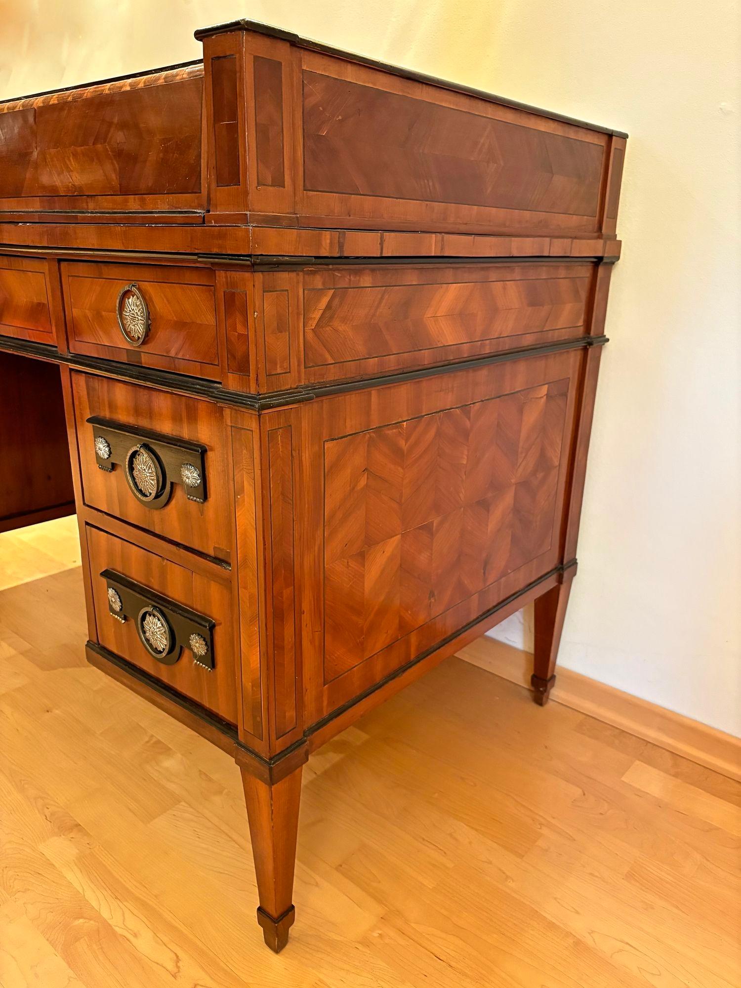 Empire-Schreibtisch mit Rollplatte aus dem späten 18. Jahrhundert, Nussbaumholz, AT ca. 1790/1800 im Angebot 3