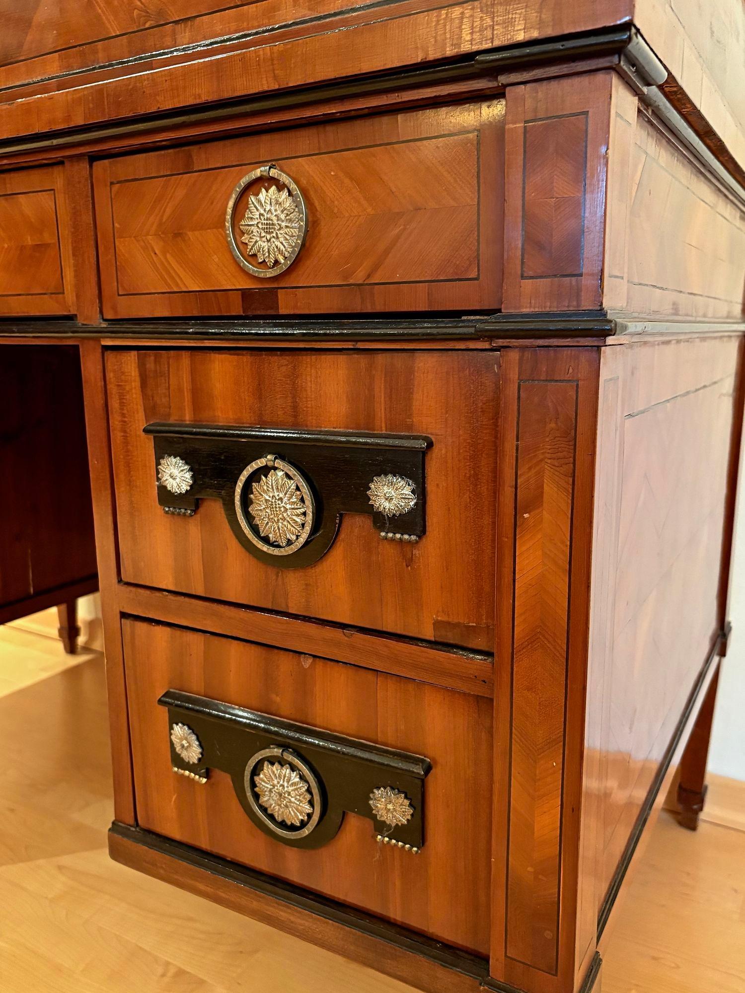 Empire-Schreibtisch mit Rollplatte aus dem späten 18. Jahrhundert, Nussbaumholz, AT ca. 1790/1800 im Angebot 4