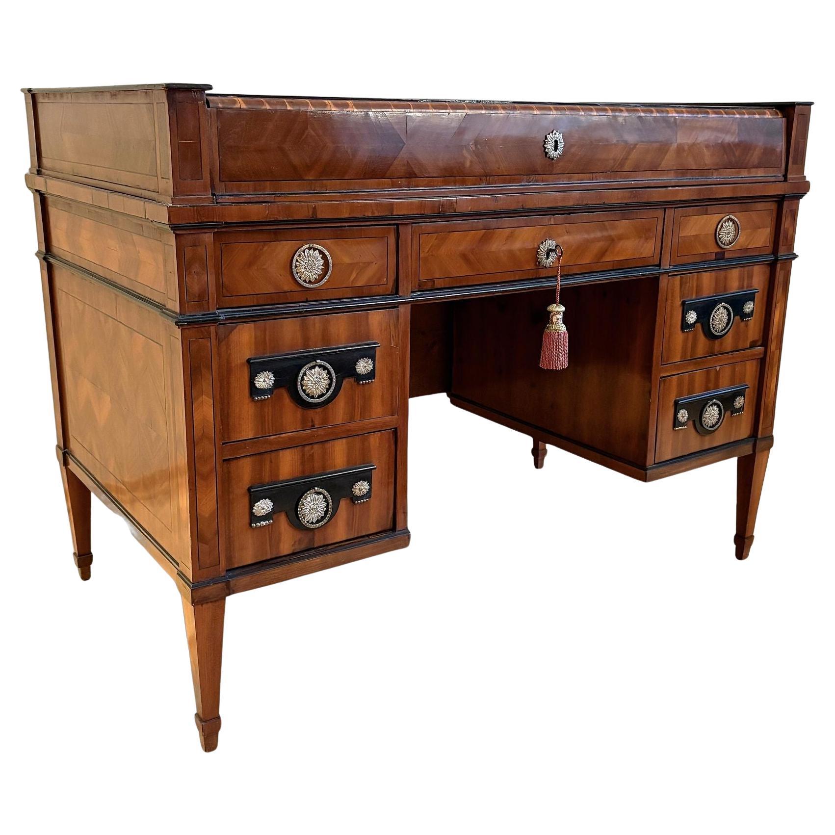 Empire-Schreibtisch mit Rollplatte aus dem späten 18. Jahrhundert, Nussbaumholz, AT ca. 1790/1800