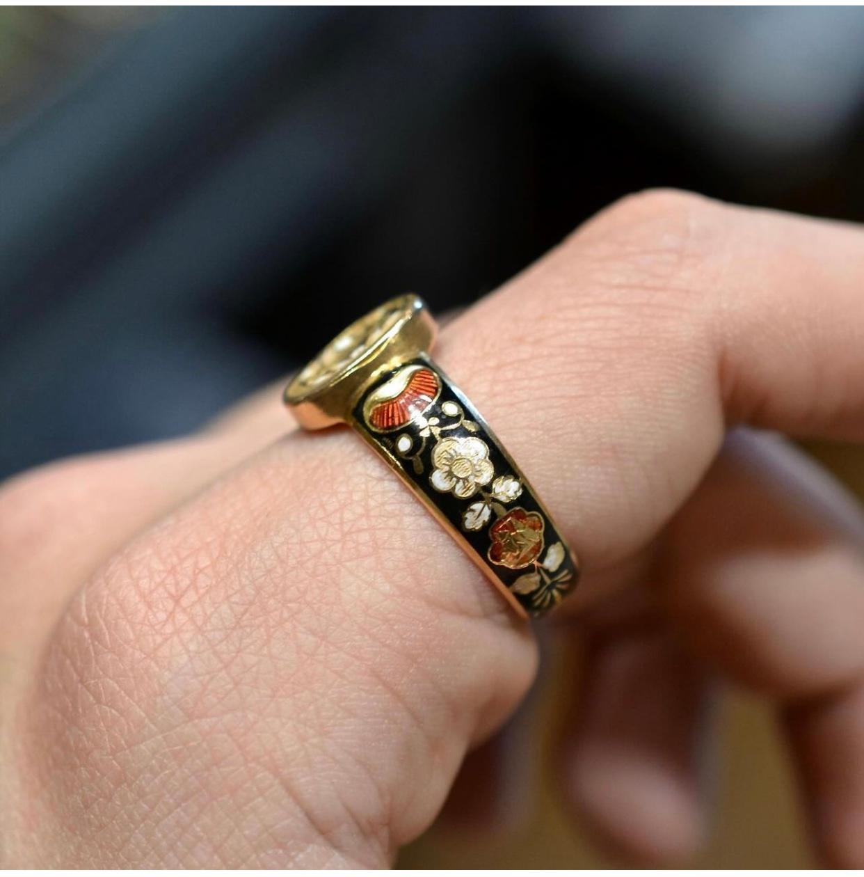 Late 18th Century Enamel Gold Ring with A Secret Compartment In Excellent Condition For Sale In Firenze, IT