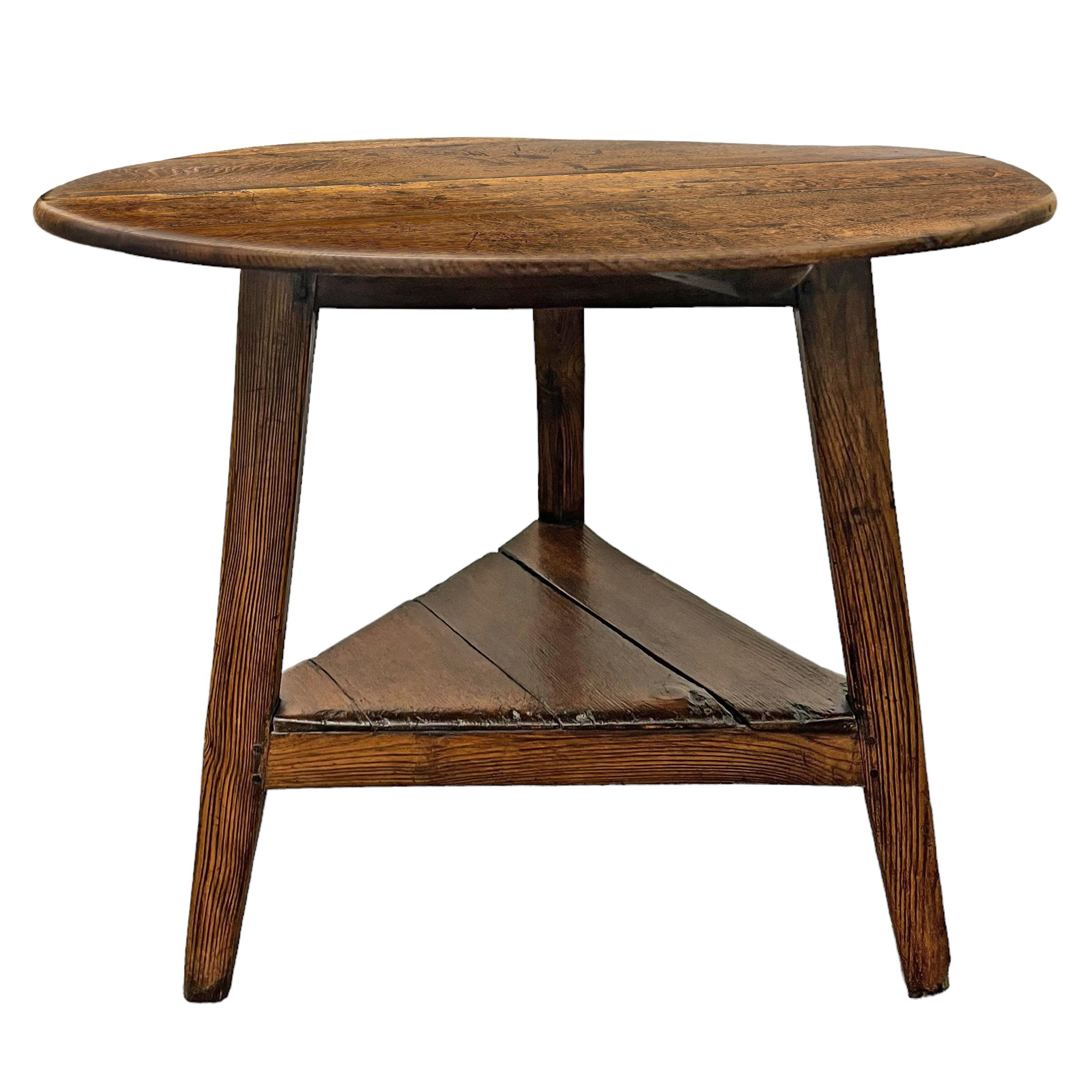 Late 18th Century English Cricket Table with Shelf In Good Condition In Chicago, IL
