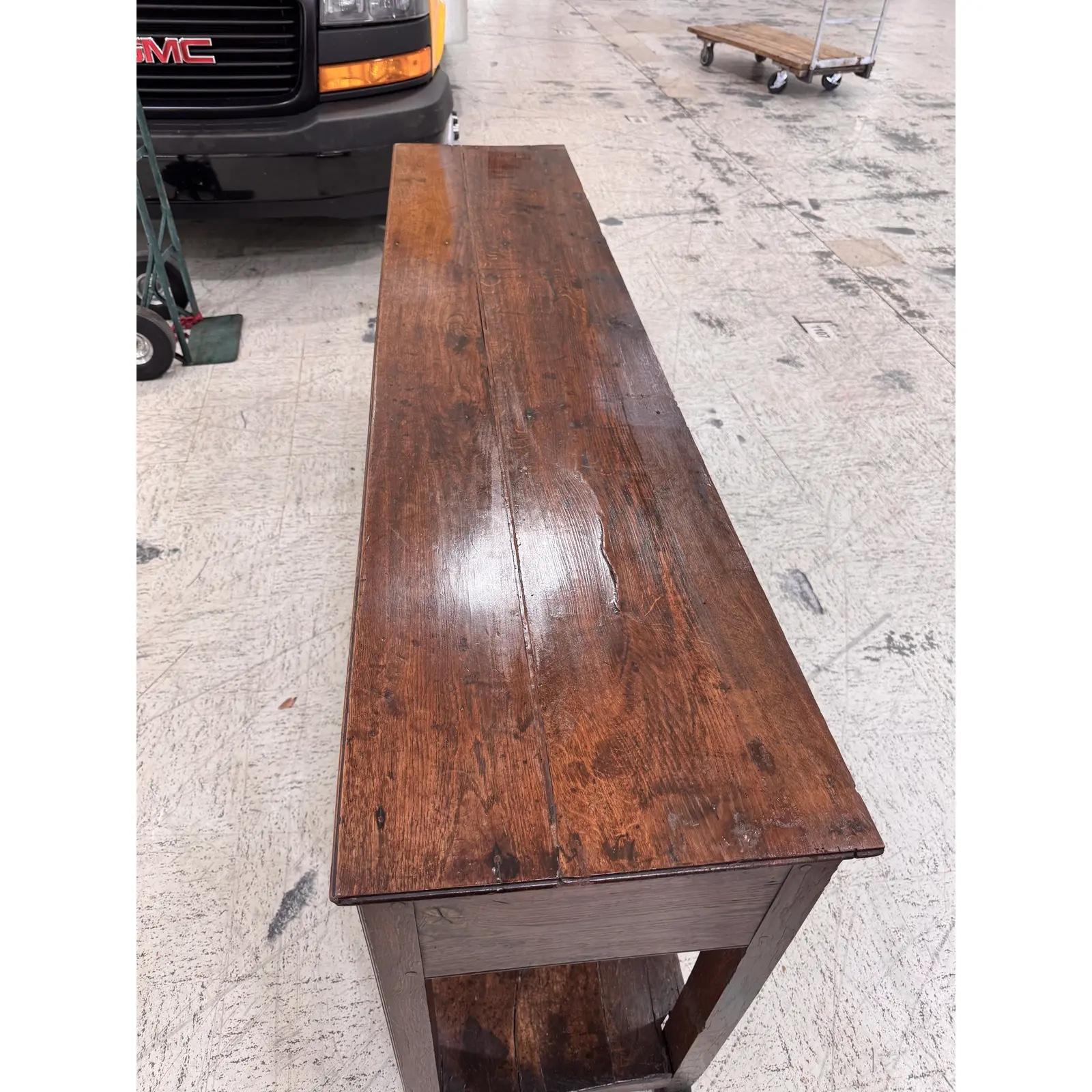 Un'elegante base per comò in Oak del XVIII secolo, di epoca Giorgio III, di proporzioni normali, con un piano rettangolare ben strutturato e tre cassetti a fregio, con maniglie di ricambio in ottone, sollevati su eleganti supporti verticali quadrati