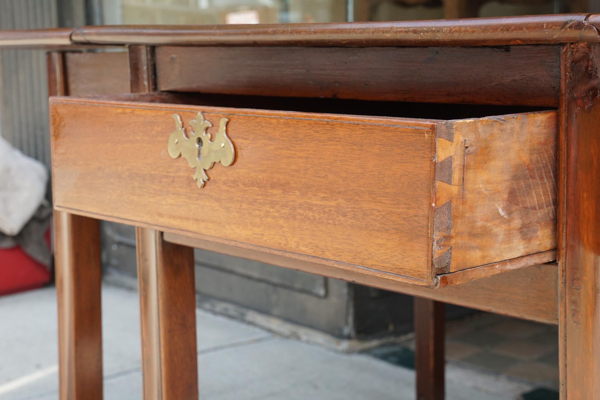 Late 18th Century English Drop-Leaf Gate Leg Dinning Table In Good Condition For Sale In Hudson, NY