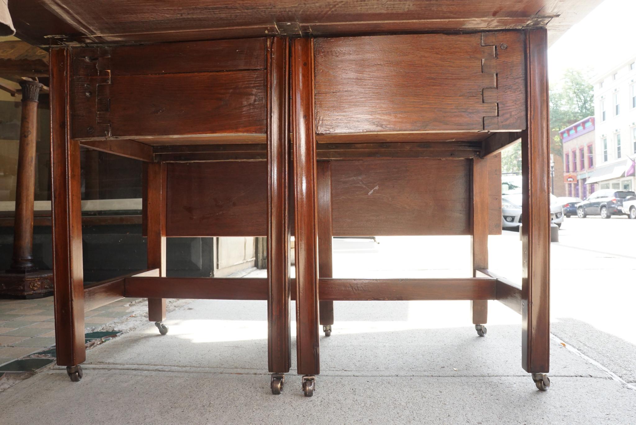 Table de salle à manger anglaise à pieds en forme de porte à feuilles tombantes de la fin du XVIIIe siècle Bon état - En vente à Hudson, NY