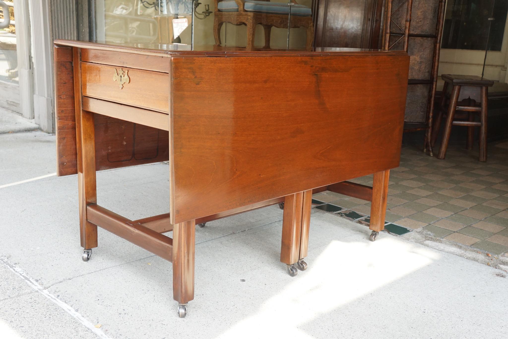 Late 18th Century English Drop-Leaf Gate Leg Dinning Table For Sale 2