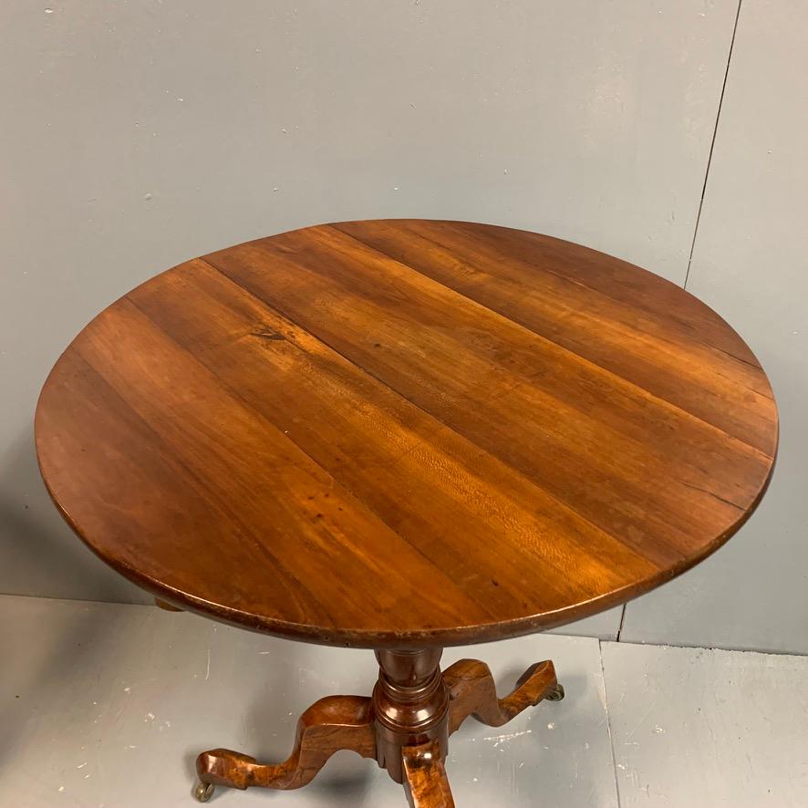 Late 18th Century English Fruitwood Tilt-Top Table with Original Castors In Good Condition In Uppingham, Rutland