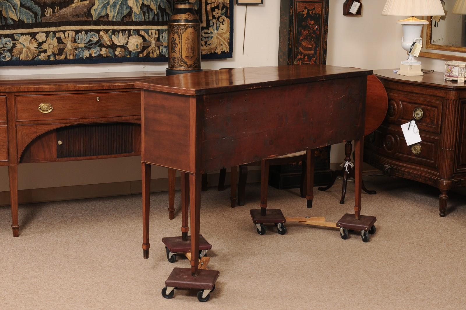 Late 18th Century English George III Mahogany Bowfront Sideboard en vente 4