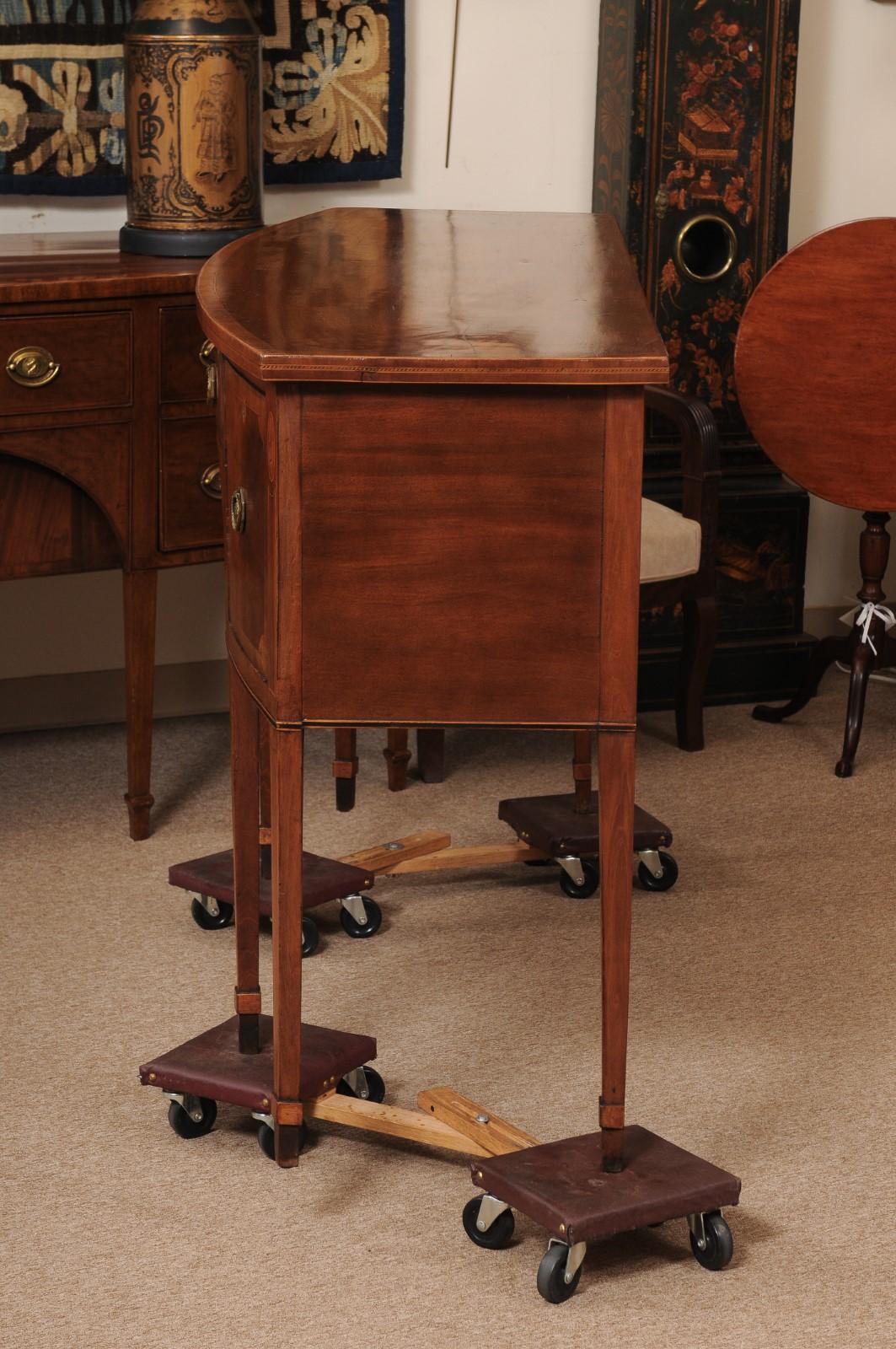 Late 18th Century English George III Mahogany Bowfront Sideboard en vente 5