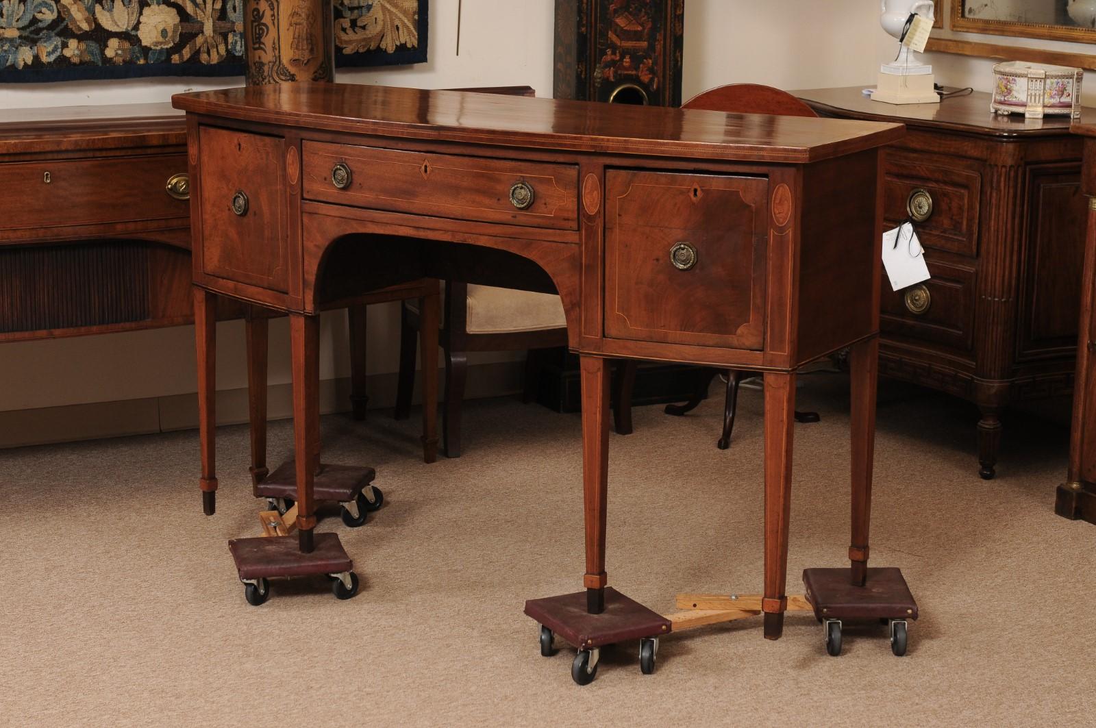 Late 18th Century English George III Mahogany Bowfront Sideboard en vente 6