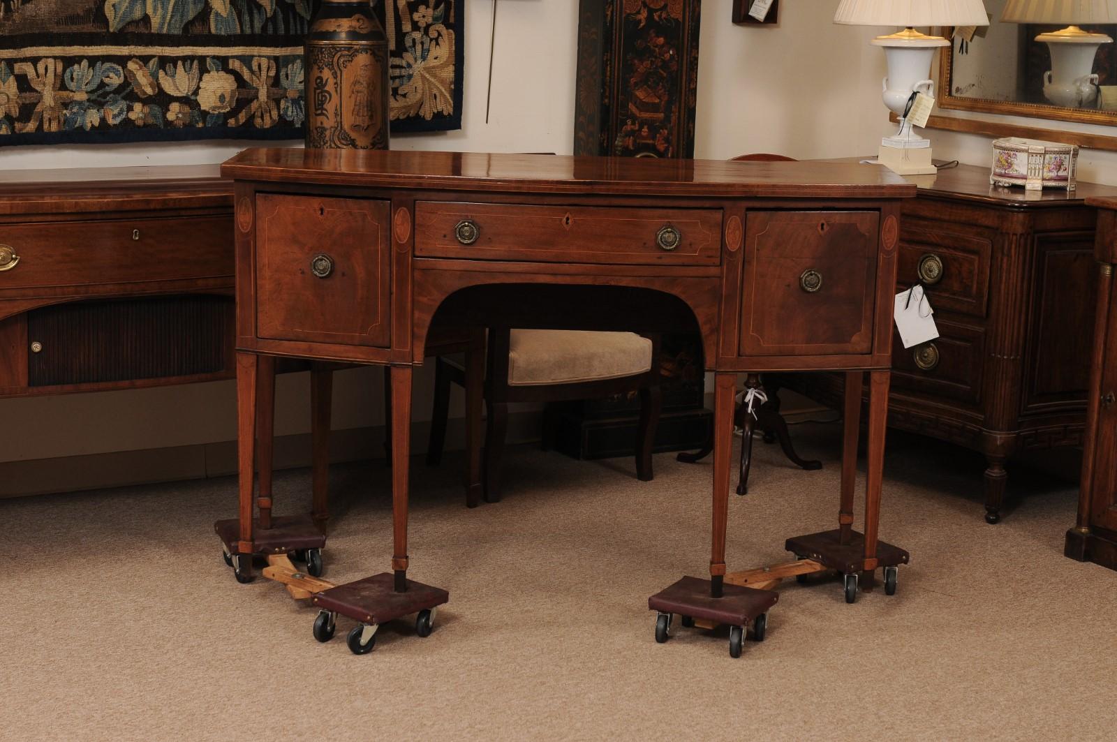 Late 18th Century English George III Mahogany Bowfront Sideboard en vente 7