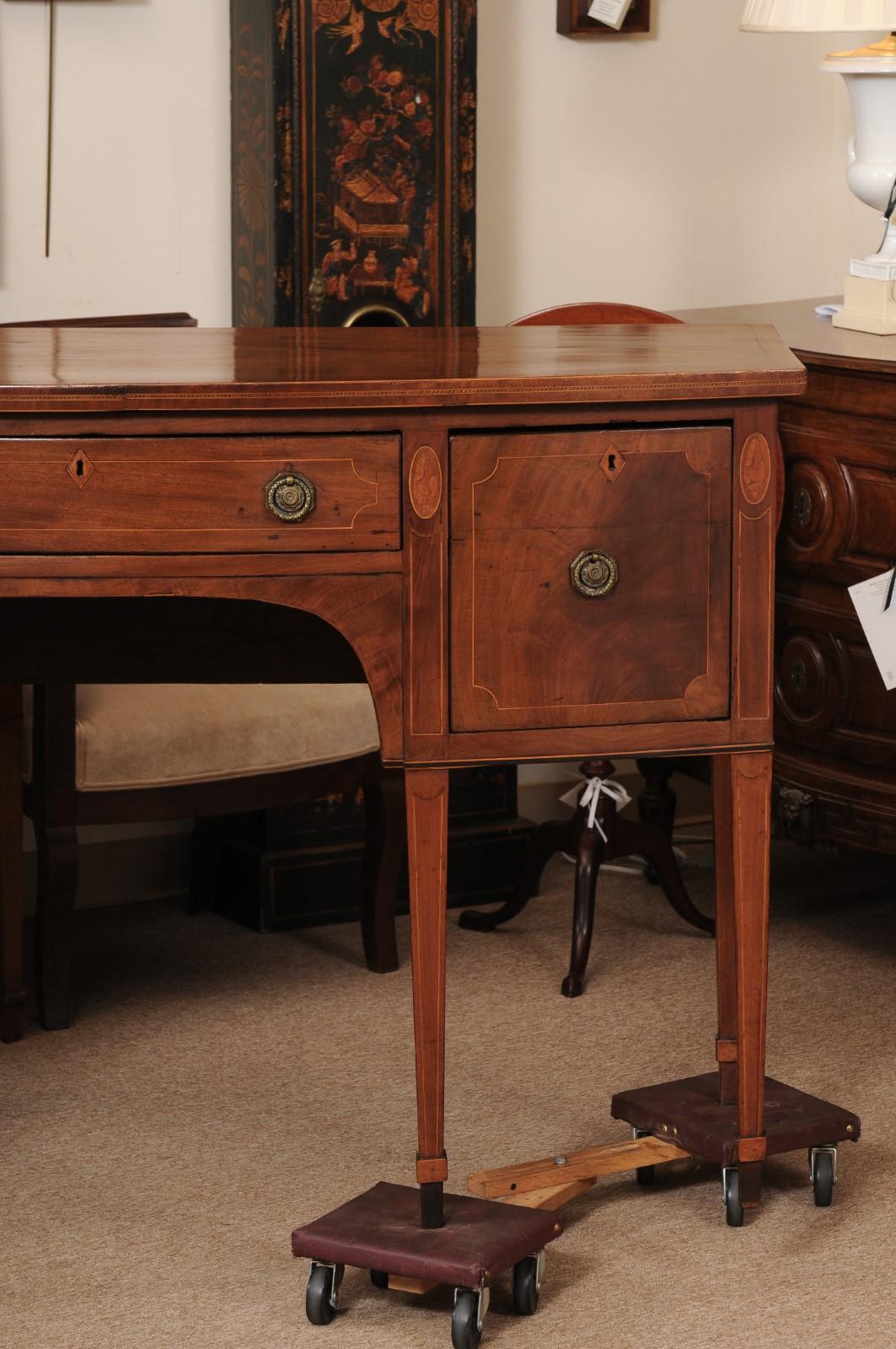 Late 18th Century English George III Mahogany Bowfront Sideboard en vente 8