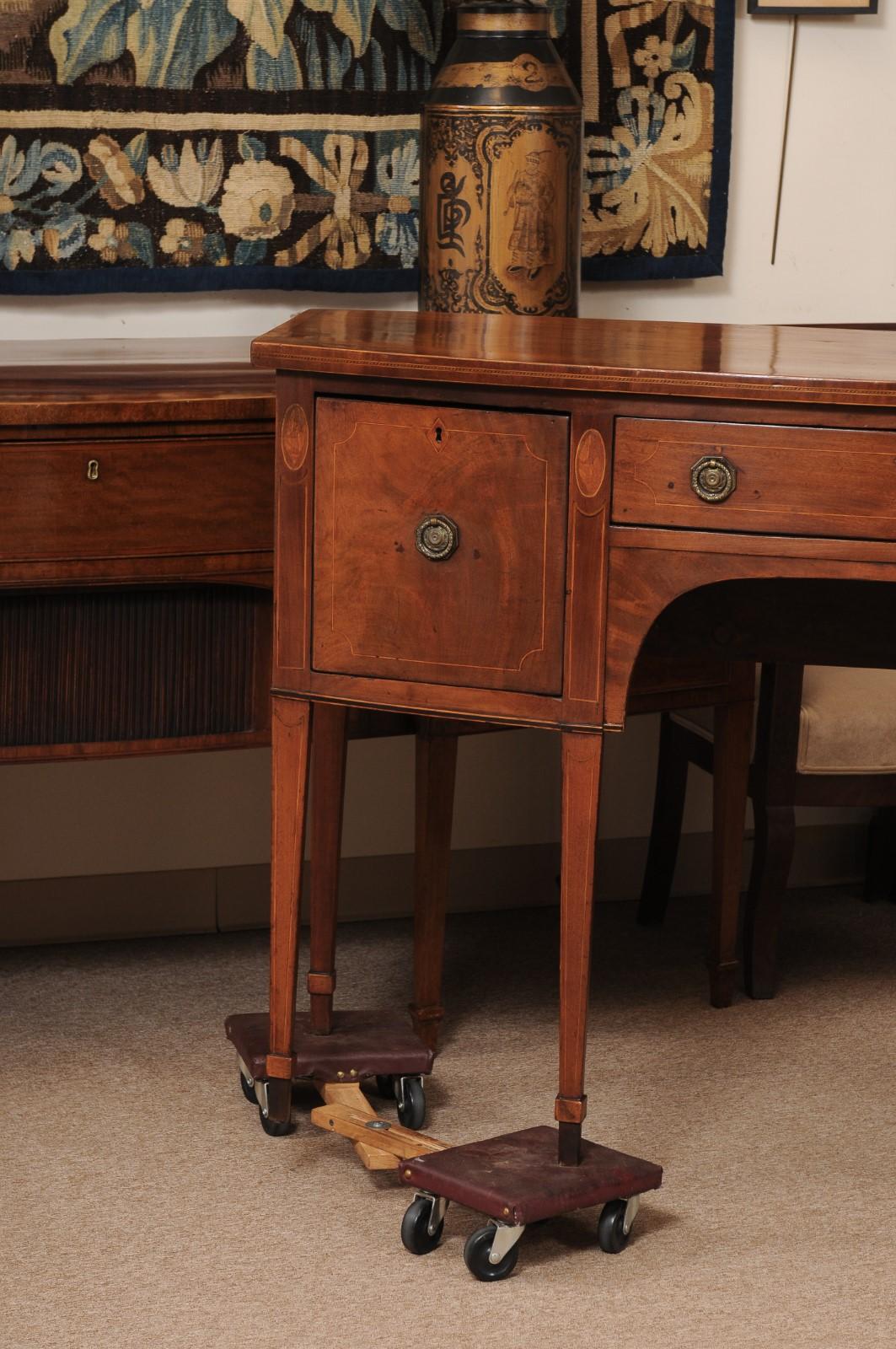 Late 18th Century English George III Mahogany Bowfront Sideboard en vente 9