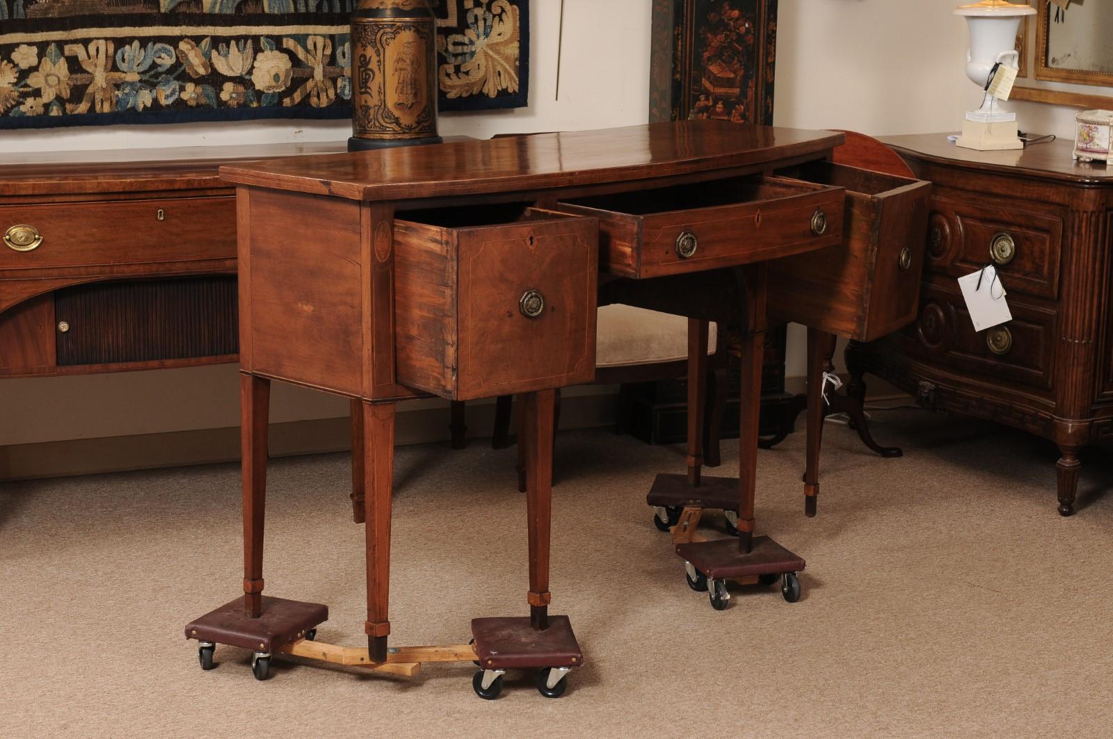 Late 18th Century English George III Mahogany Bowfront Sideboard État moyen - En vente à Atlanta, GA
