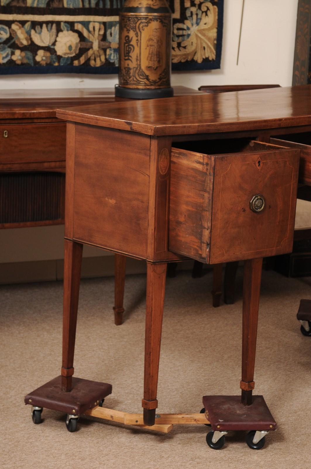XVIIIe siècle et antérieur Late 18th Century English George III Mahogany Bowfront Sideboard en vente