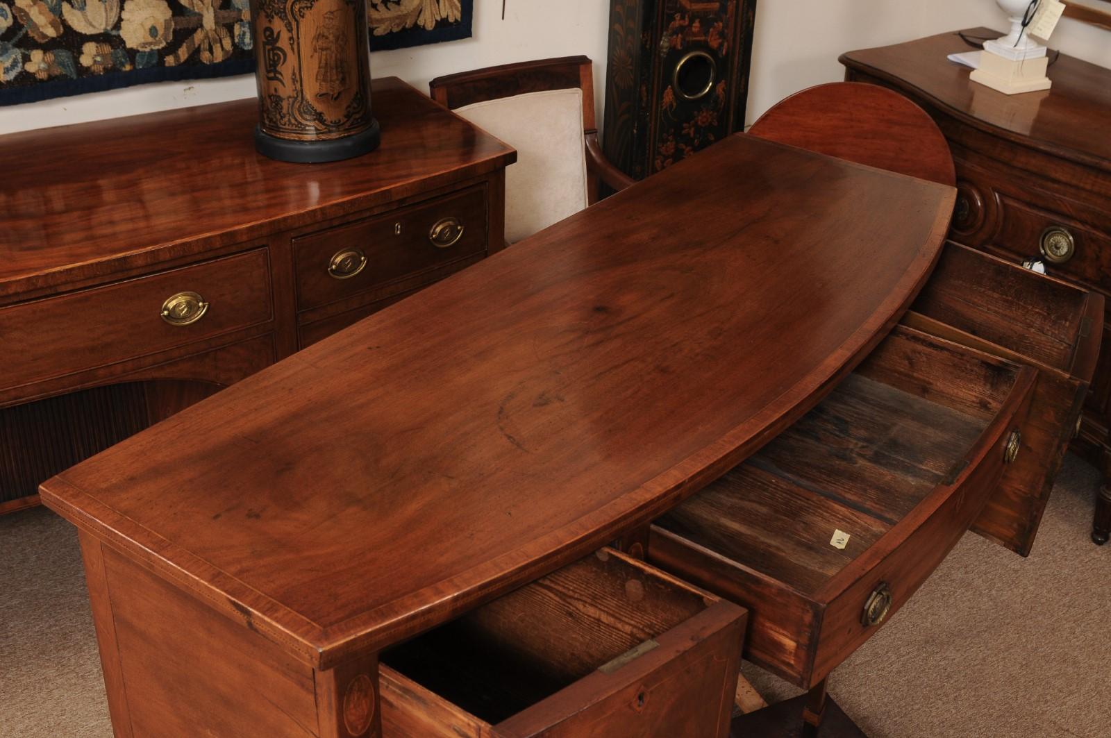 Acajou Late 18th Century English George III Mahogany Bowfront Sideboard en vente