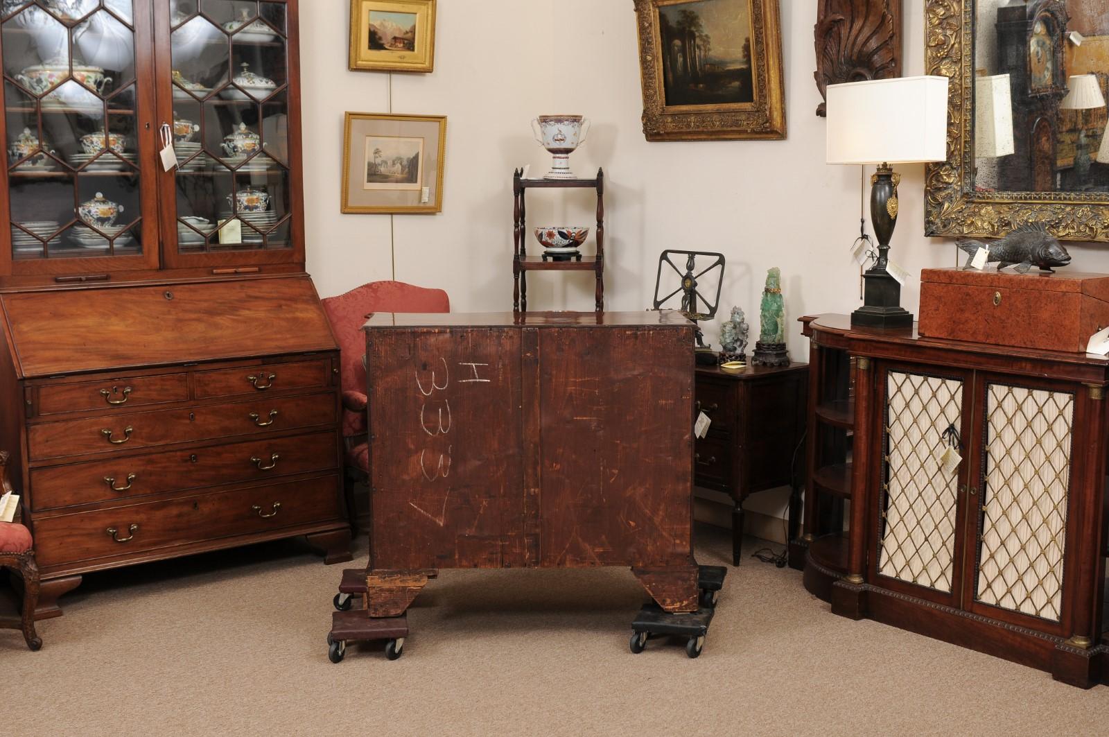 Late 18th Century English George III Mahogany Serpentine Chest with 5 Drawers 7