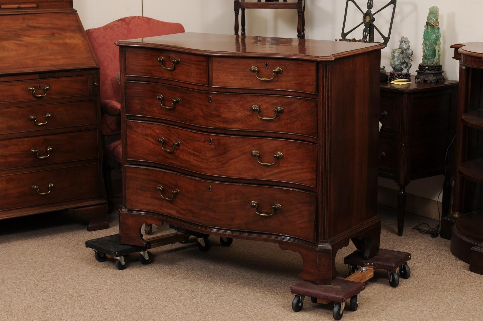 Late 18th Century English George III Mahogany Serpentine Chest with 5 Drawers 10