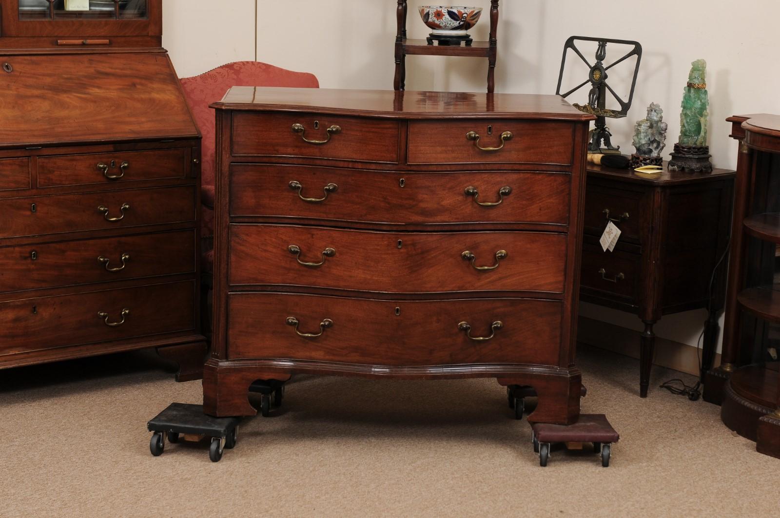 Late 18th Century English George III Mahogany Serpentine Chest with 5 Drawers 11