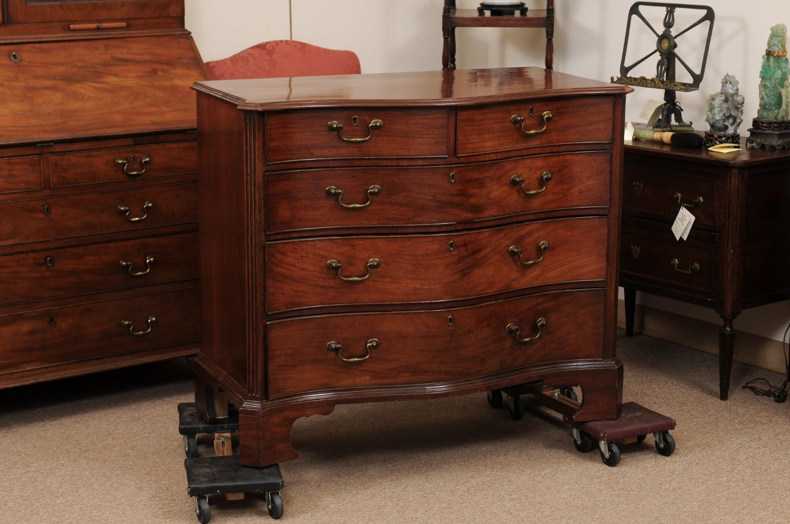 Late 18th Century English George III Mahogany Serpentine Chest with 5 Drawers In Good Condition In Atlanta, GA