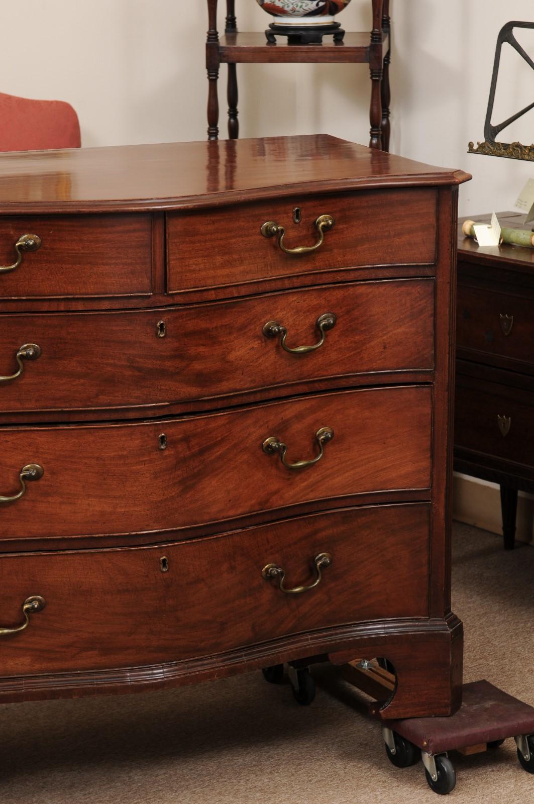 Late 18th Century English George III Mahogany Serpentine Chest with 5 Drawers 1