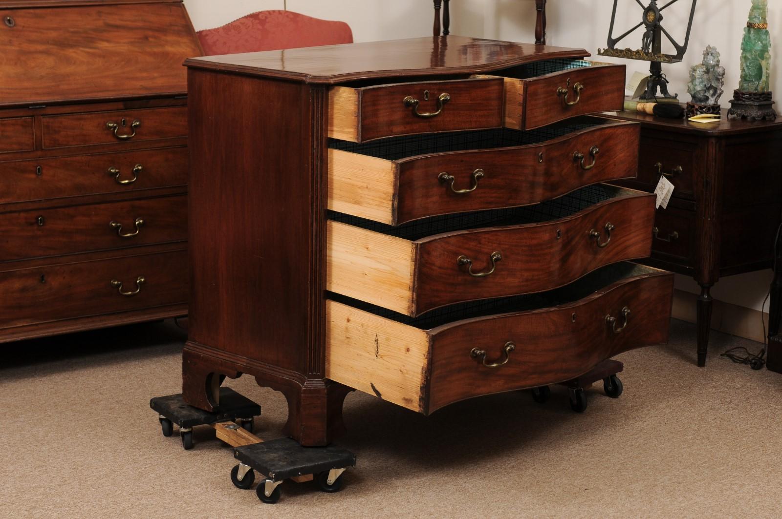 Late 18th Century English George III Mahogany Serpentine Chest with 5 Drawers 2