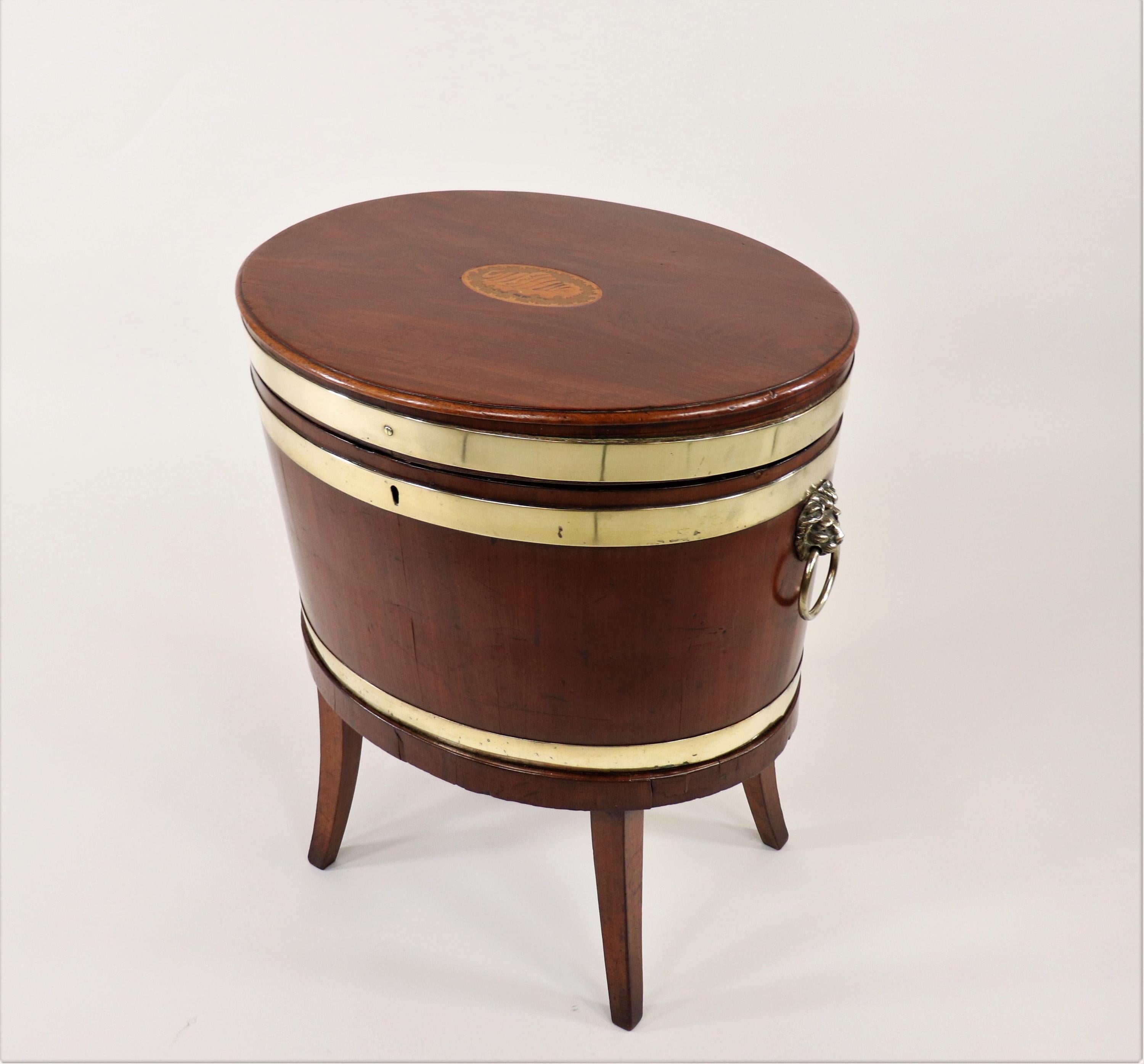 Cellarette ovale en acajou à double bandeau de la fin du XVIIIe siècle de George III (Angleterre) en vente 4