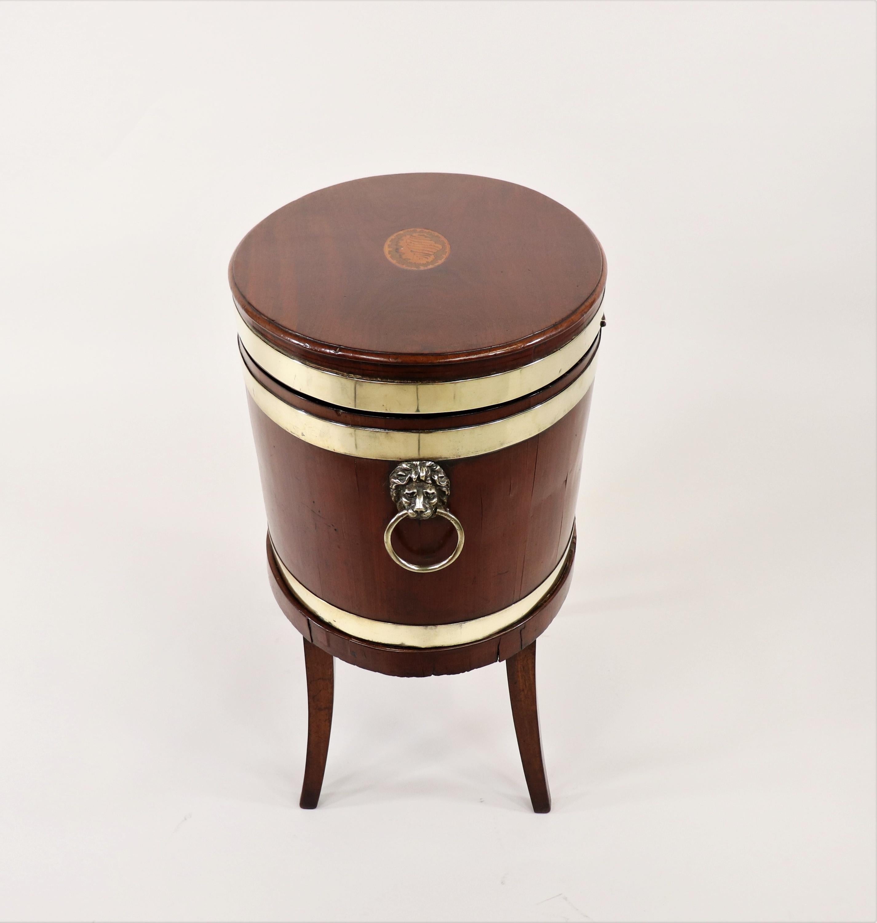 Cellarette ovale en acajou à double bandeau de la fin du XVIIIe siècle de George III (Angleterre) en vente 8