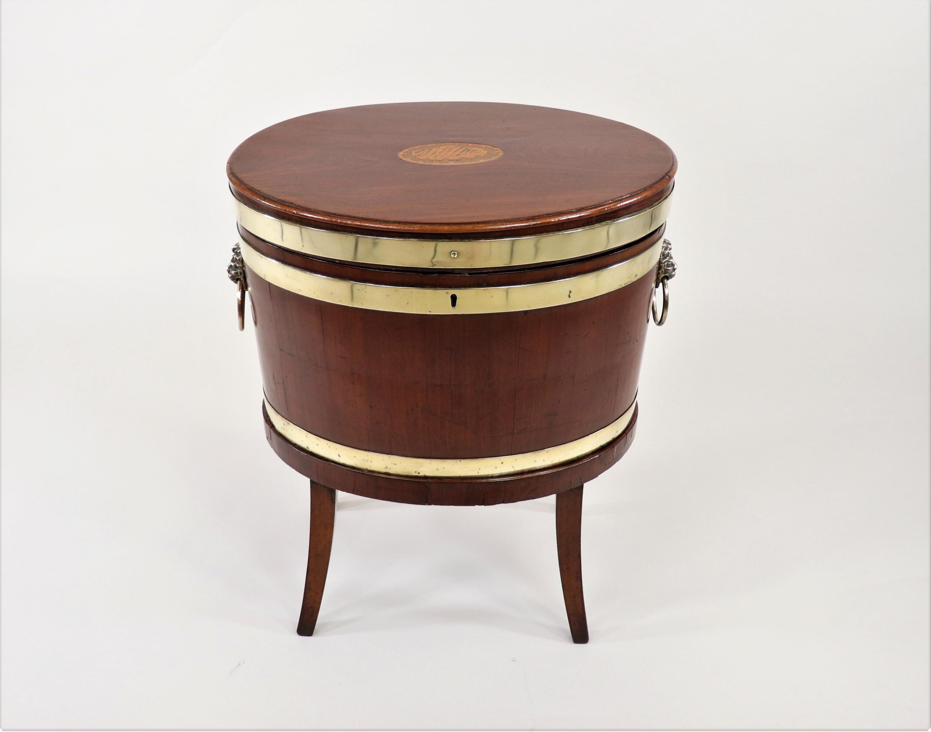 Il s'agit d'une cellarette ovale à double bandeau de George III finement travaillée, datant de la fin du XVIIIe siècle. Les cellarettes étaient des coffres en bois conçus pour stocker et transporter des boissons alcoolisées en bouteille, populaires