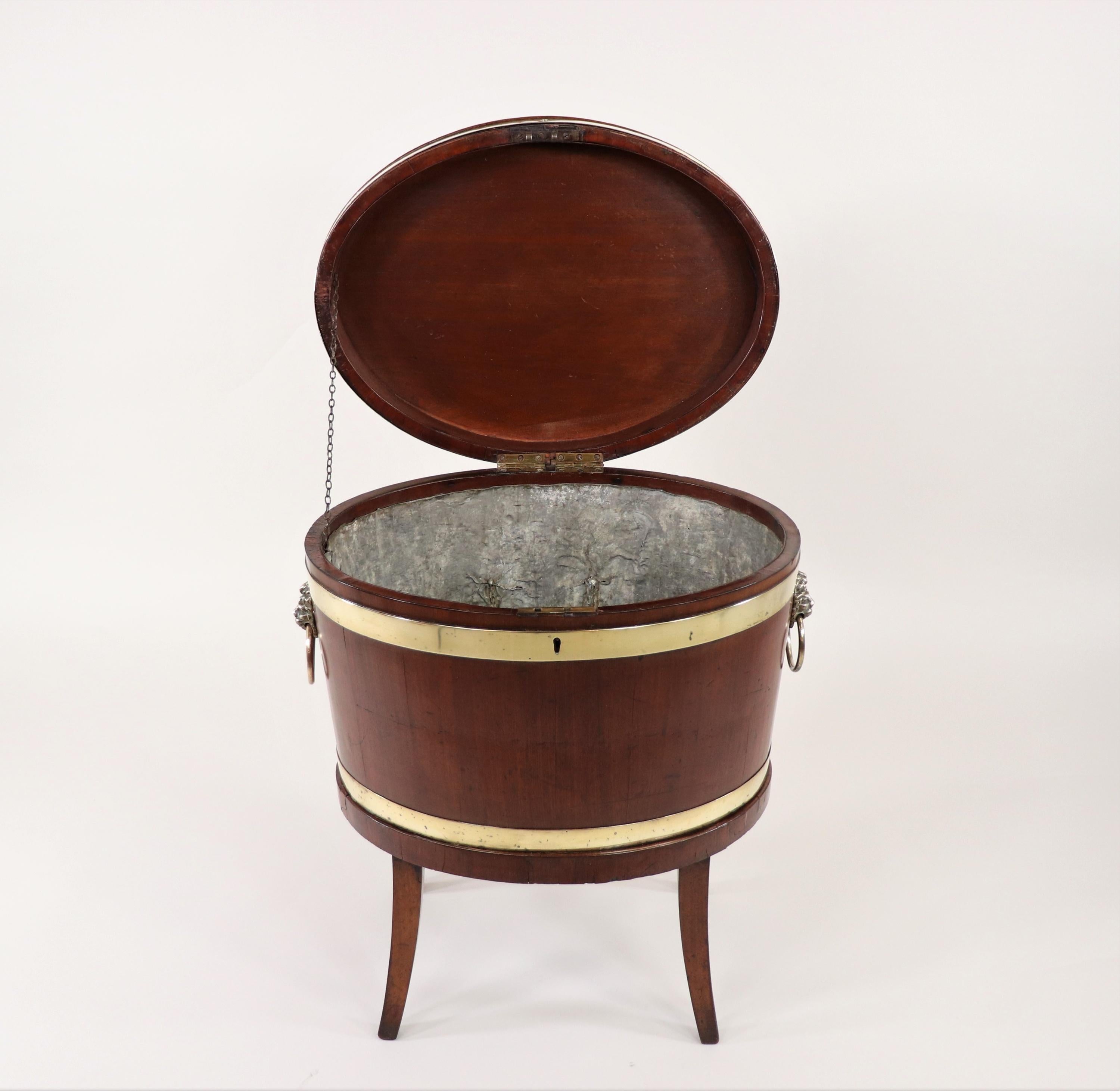 Anglais Cellarette ovale en acajou à double bandeau de la fin du XVIIIe siècle de George III (Angleterre) en vente