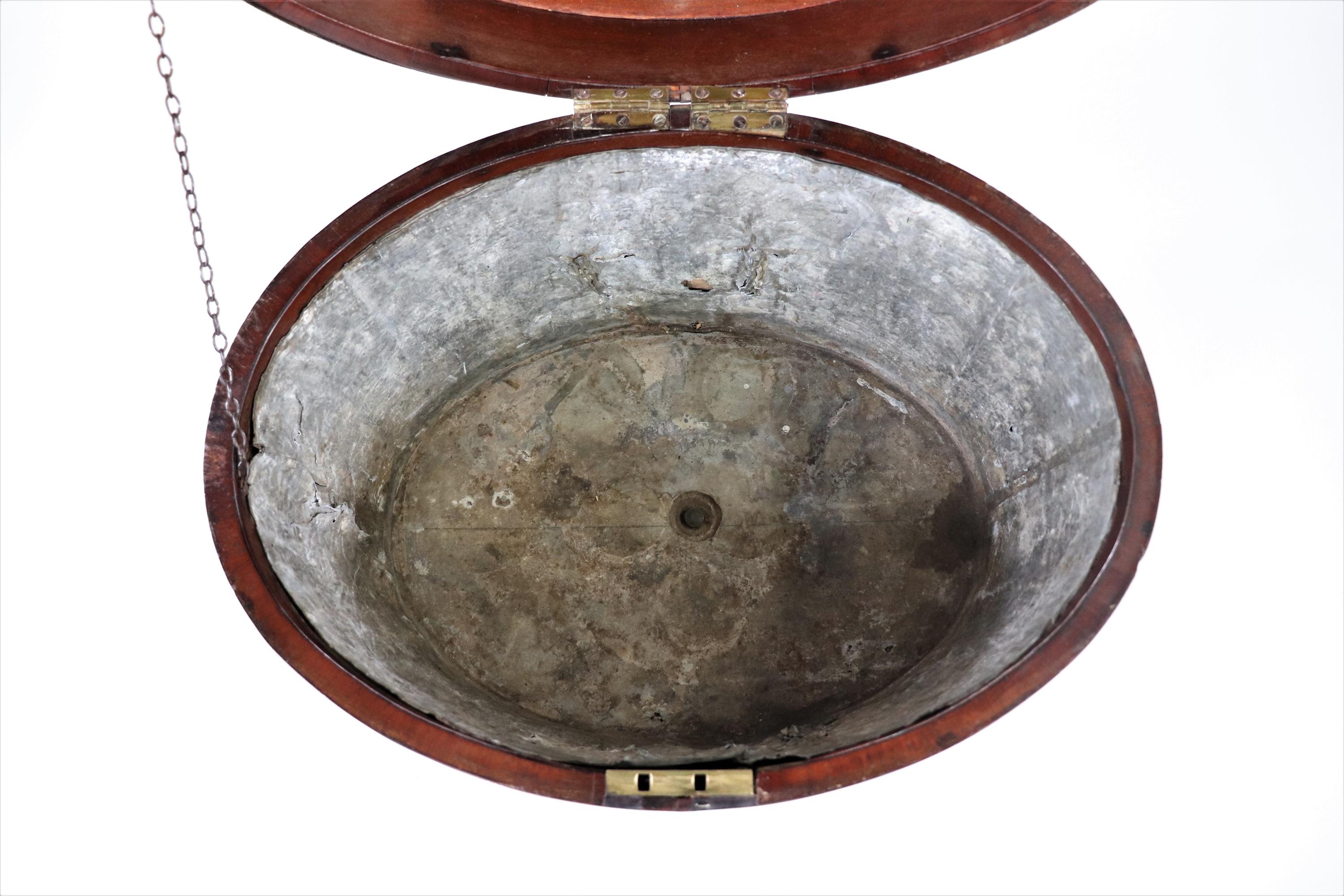 Fait main Cellarette ovale en acajou à double bandeau de la fin du XVIIIe siècle de George III (Angleterre) en vente