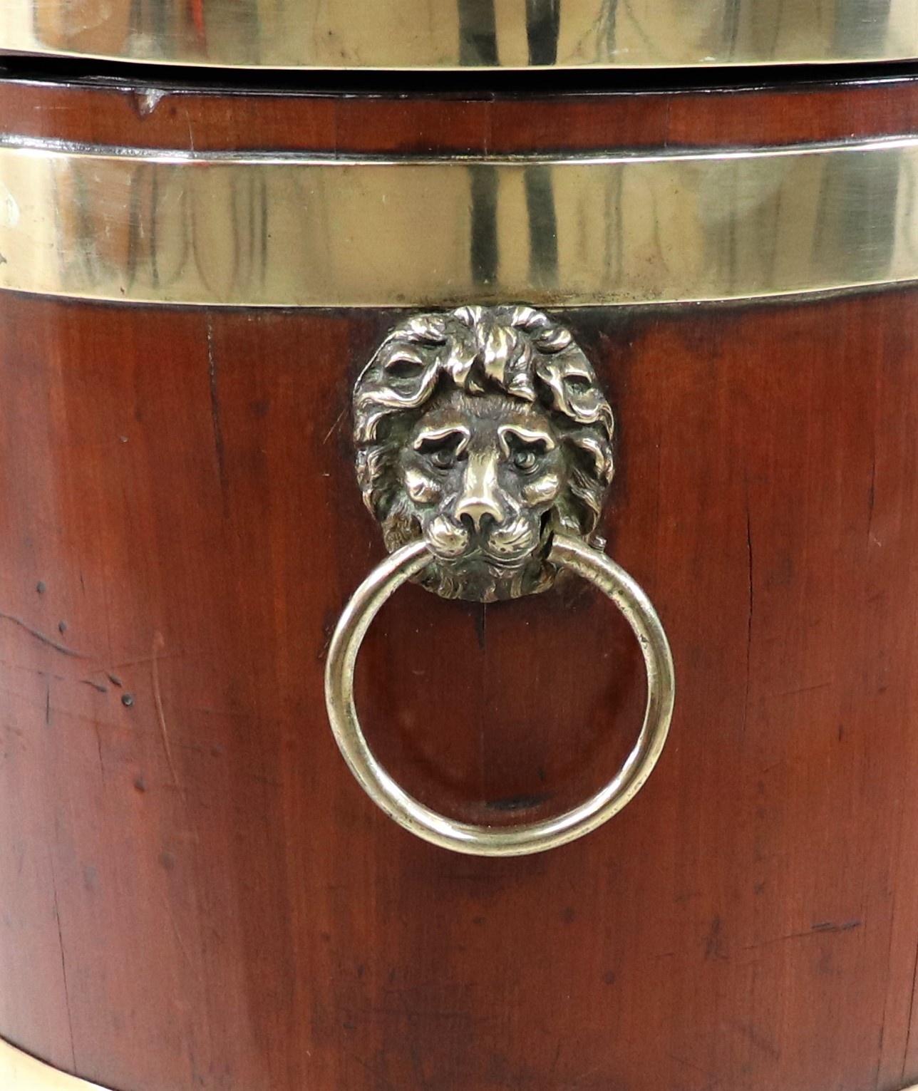 Laiton Cellarette ovale en acajou à double bandeau de la fin du XVIIIe siècle de George III (Angleterre) en vente