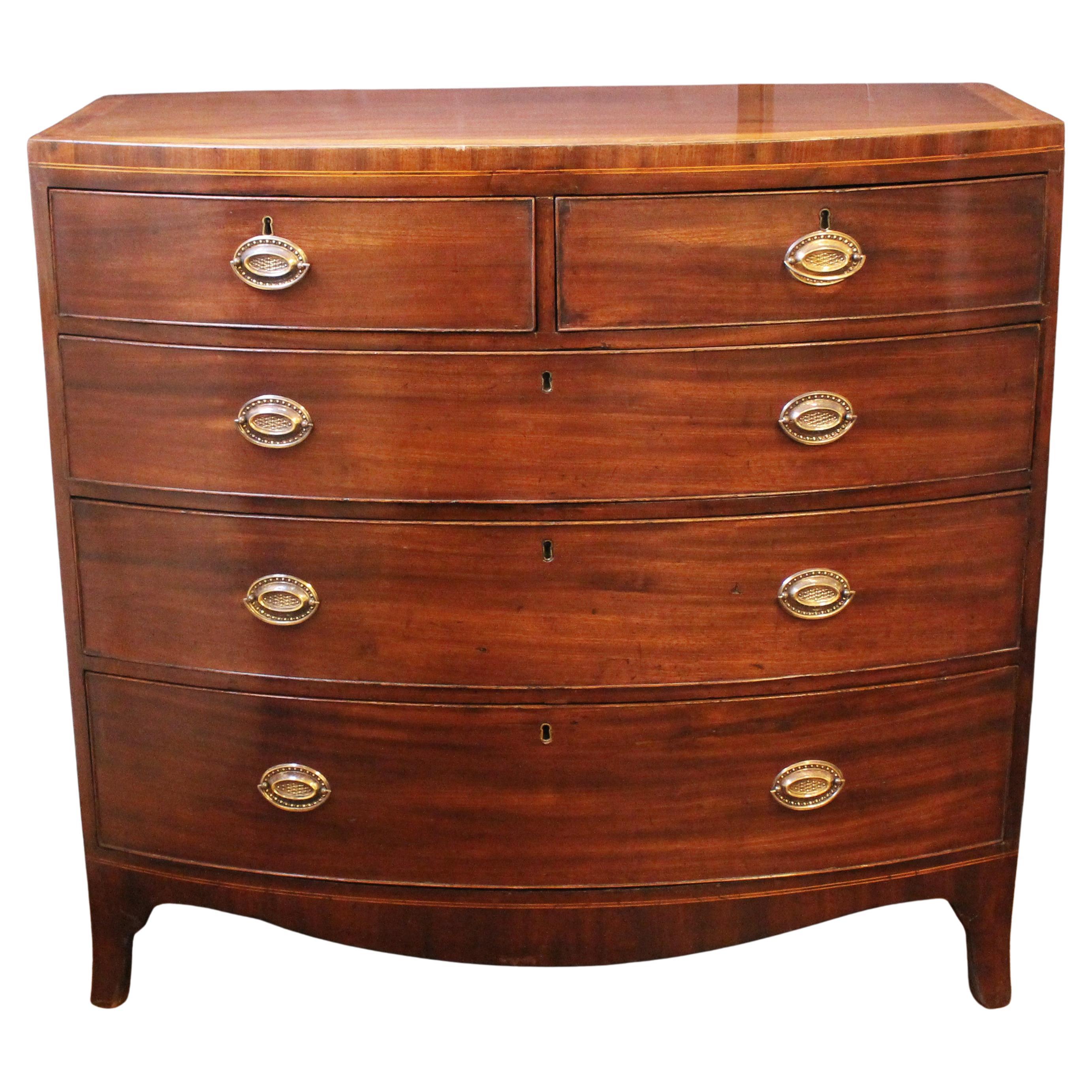 Fin du 18e siècle Anglais George III Période Bowfront Chest of Drawers en vente