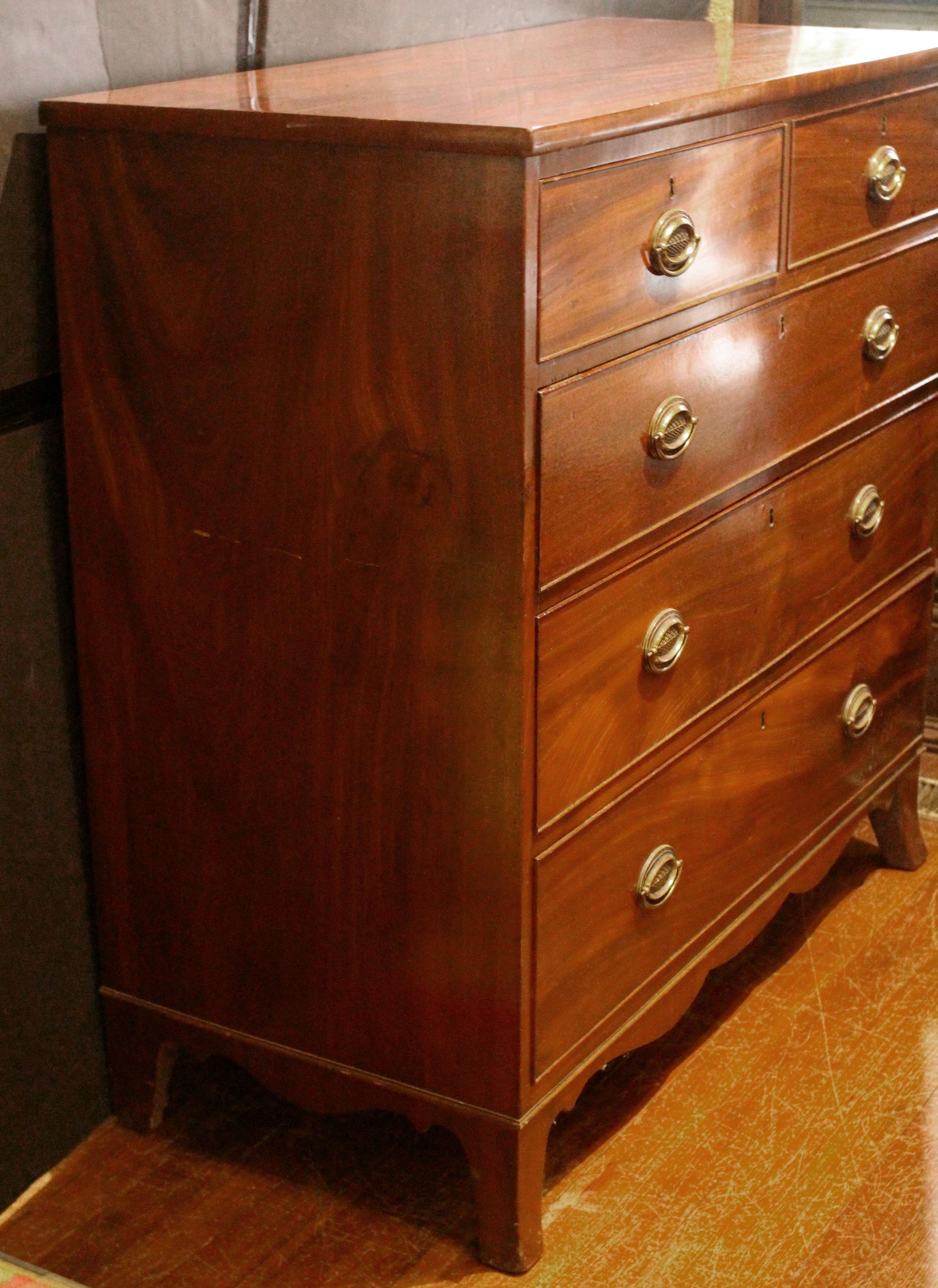 Cassettiera a fronte dritta della fine del XVIII secolo, inglese. Periodo Giorgio III. 2 cassetti corti e 3 lunghi. Si erge su eleganti piedini francesi a strombo. Mogano con legni secondari di Oak e di accordo. Terzo set di ferramenta: ovali in
