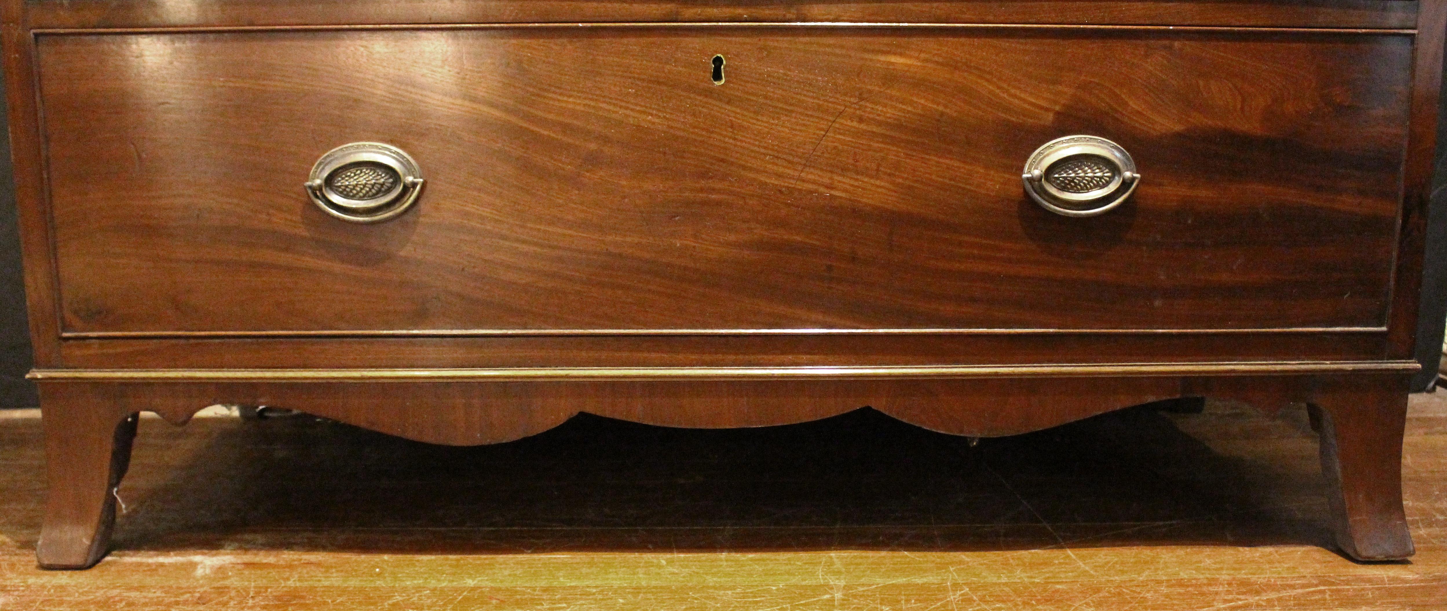 Cassettiera a fronte dritta di Giorgio III della fine del XVIII secolo in vendita 1