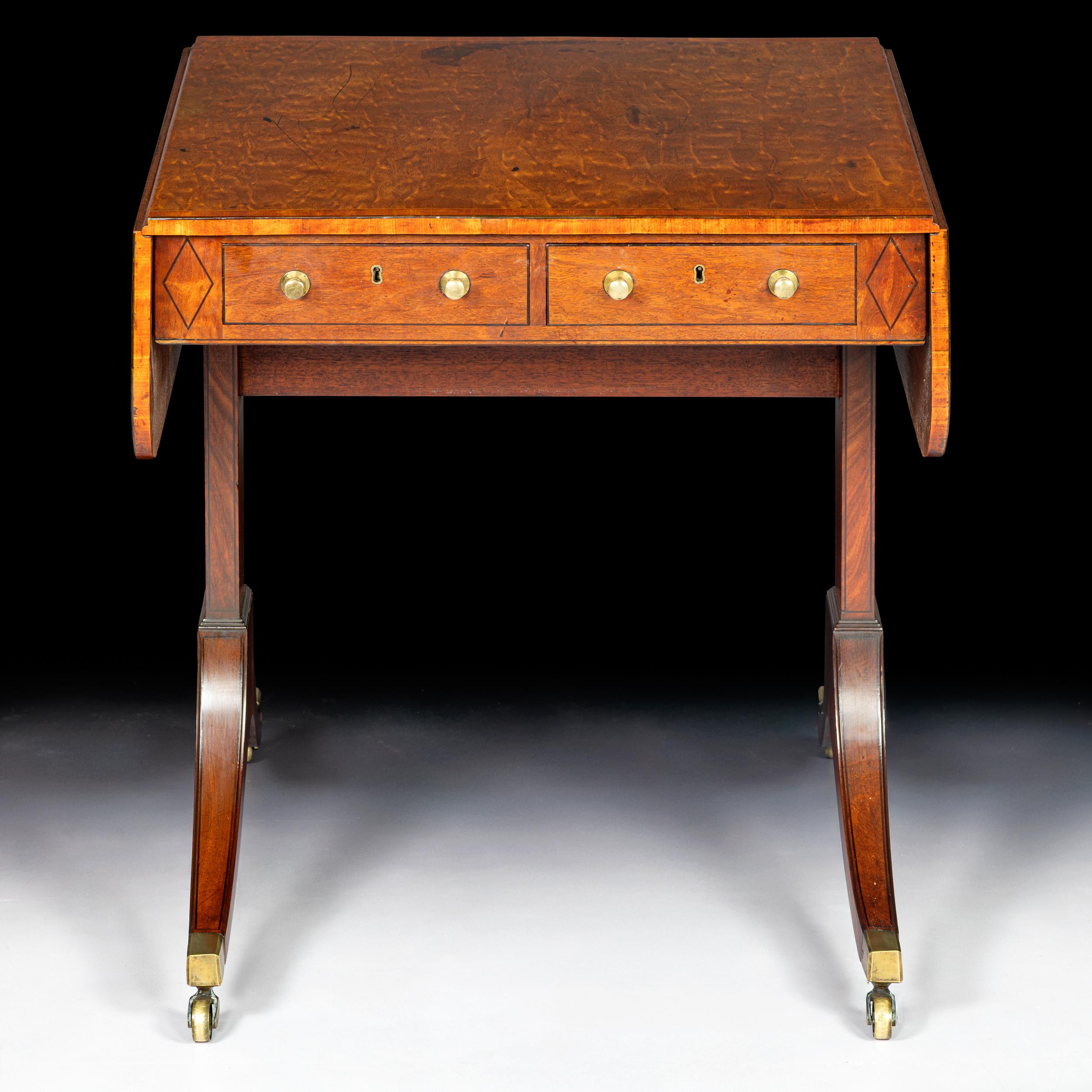 Inglese Tavolo da divano georgiano inglese della fine del XVIII secolo di proporzioni ordinate in vendita