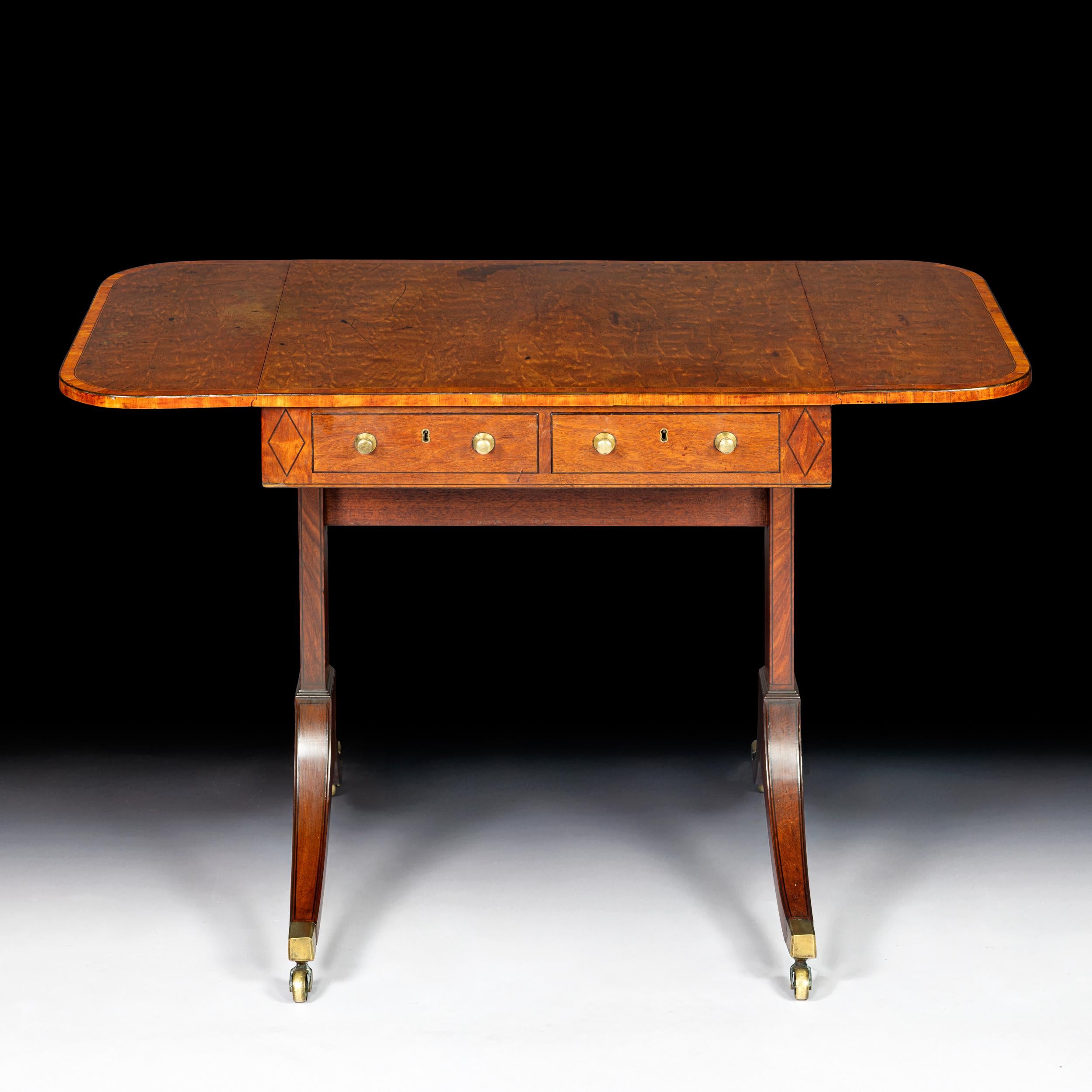 Tavolo da divano georgiano inglese della fine del XVIII secolo di proporzioni ordinate In condizioni buone in vendita a Dublin, IE