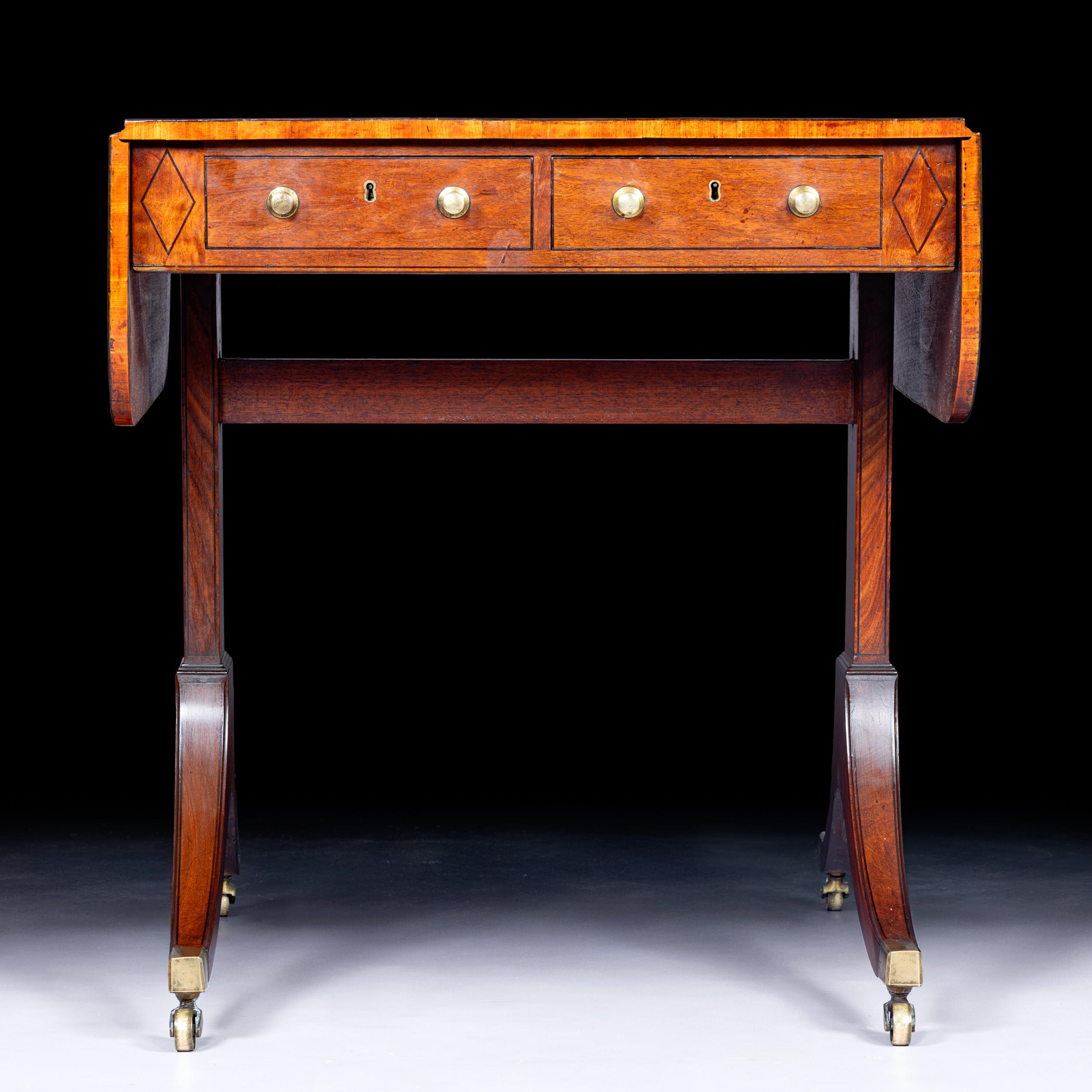 Mogano Tavolo da divano georgiano inglese della fine del XVIII secolo di proporzioni ordinate in vendita