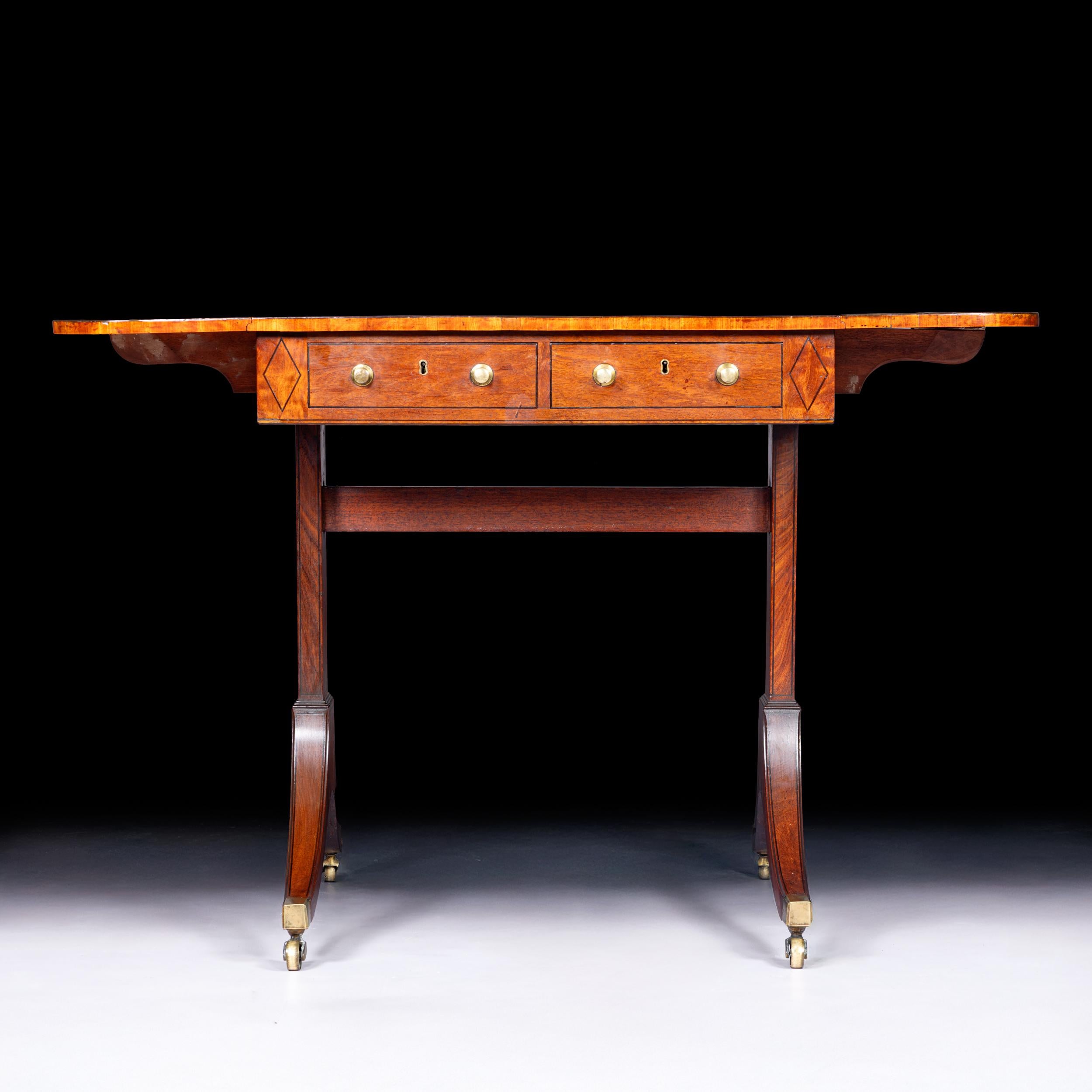 Tavolo da divano georgiano inglese della fine del XVIII secolo di proporzioni ordinate in vendita 1