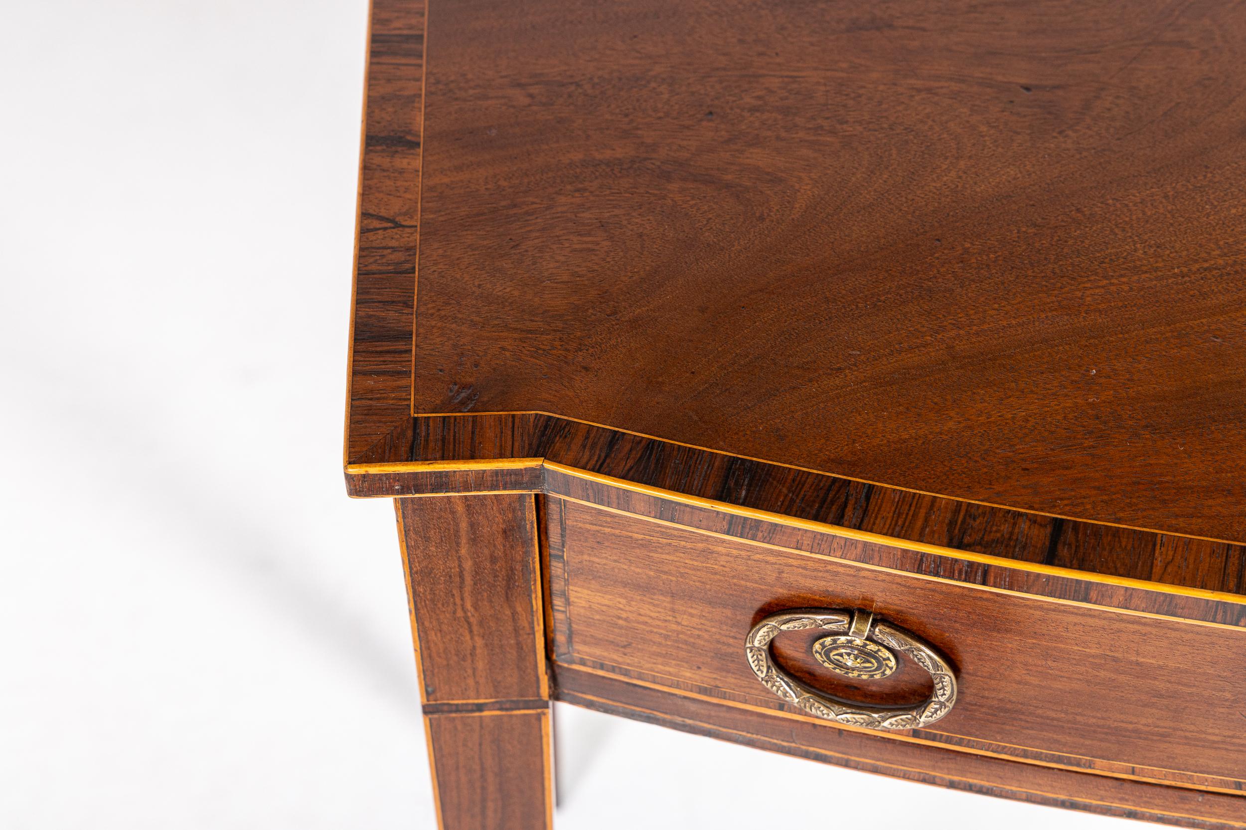 XVIIIe siècle et antérieur Table d'appoint en acajou avec arceau, fin du 18e siècle, Angleterre en vente