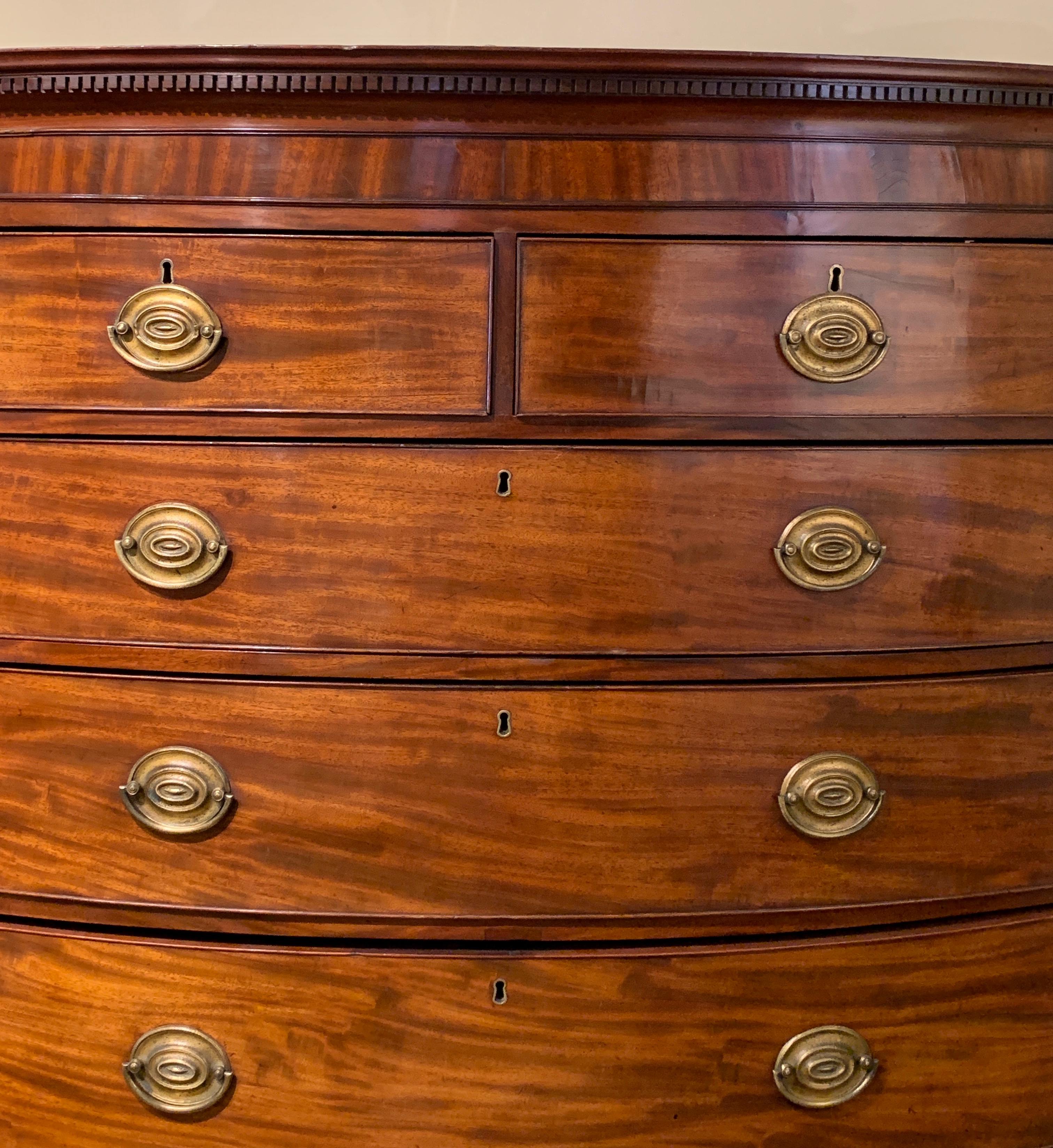 Late 18th Century English Mahogany Bowfront Chest on Chest In Good Condition In Kilmarnock, VA