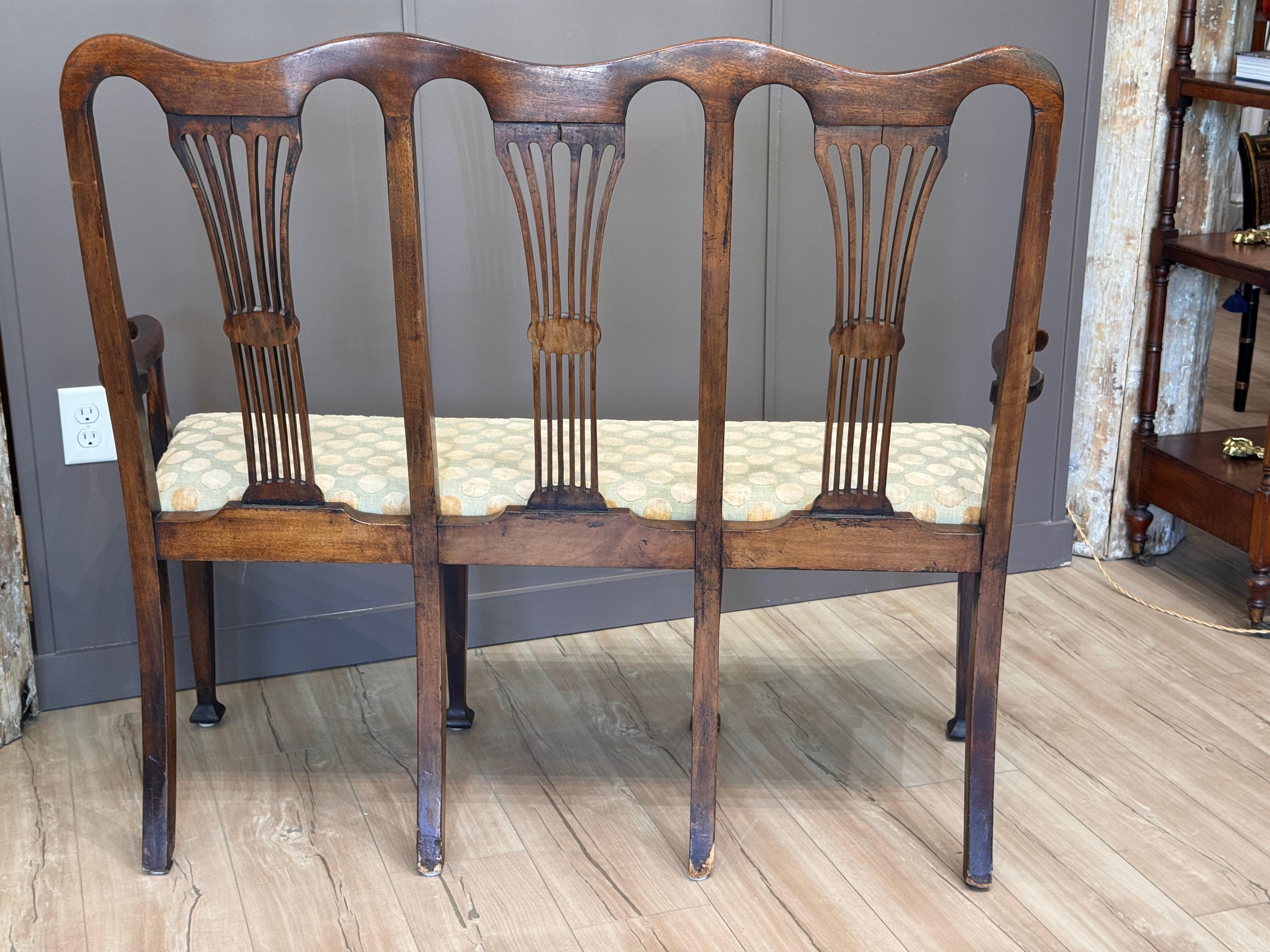 Fin du XVIIIe siècle Anglais Mahogany George III Three-Seater Hall Bench en vente 7