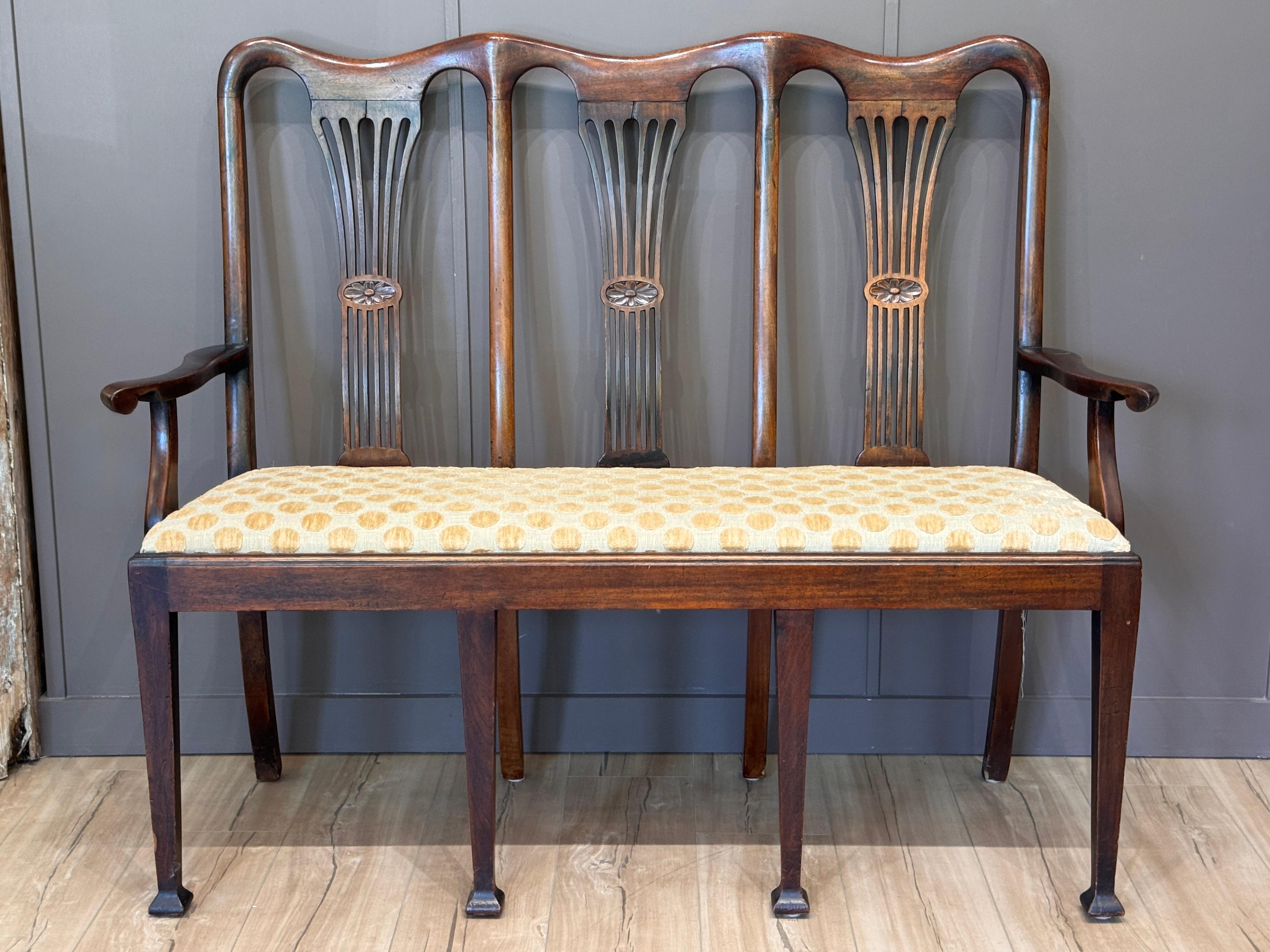 Britannique Fin du XVIIIe siècle Anglais Mahogany George III Three-Seater Hall Bench en vente