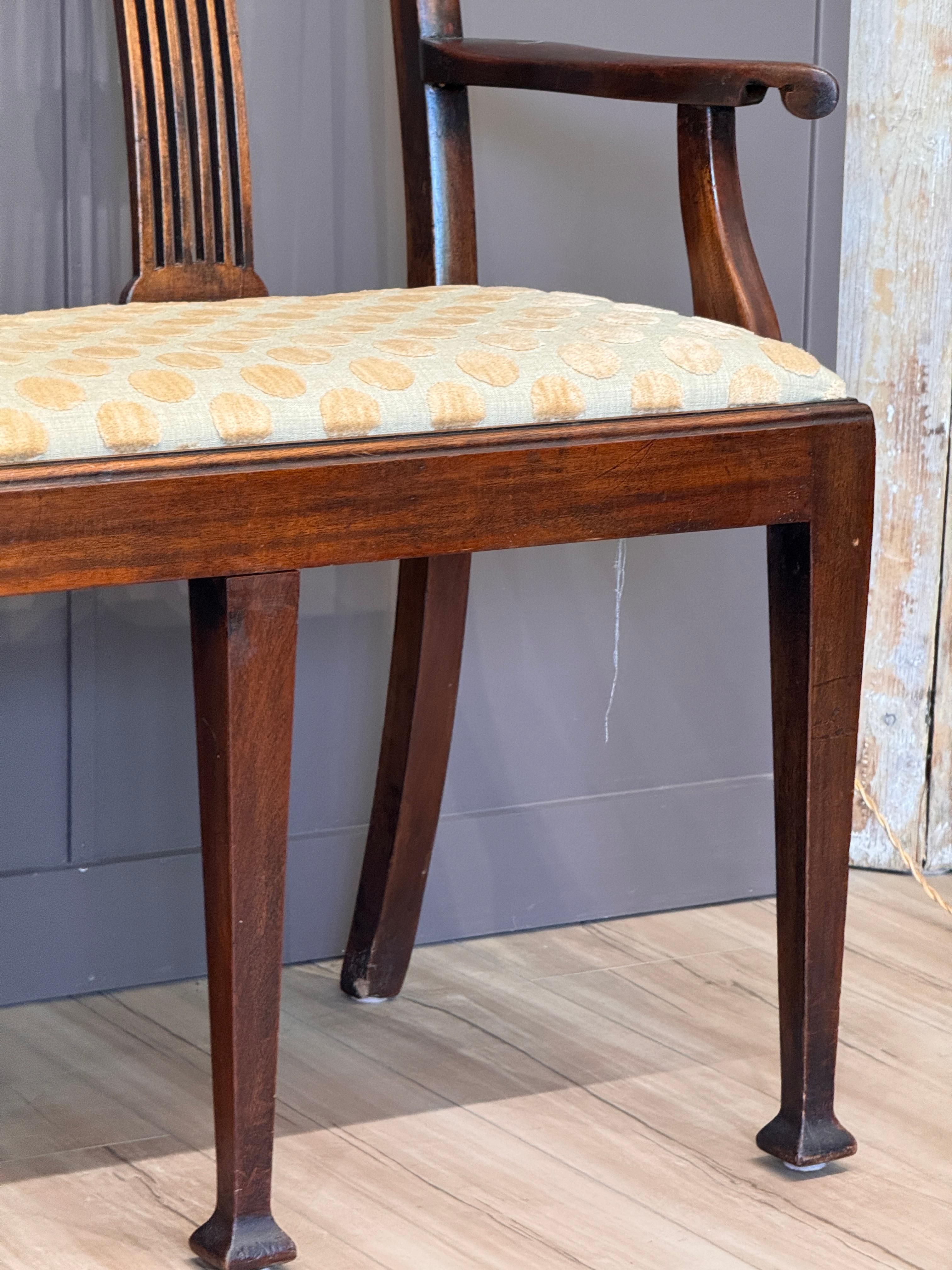 Fin du XVIIIe siècle Anglais Mahogany George III Three-Seater Hall Bench Bon état - En vente à Charlottesville, VA
