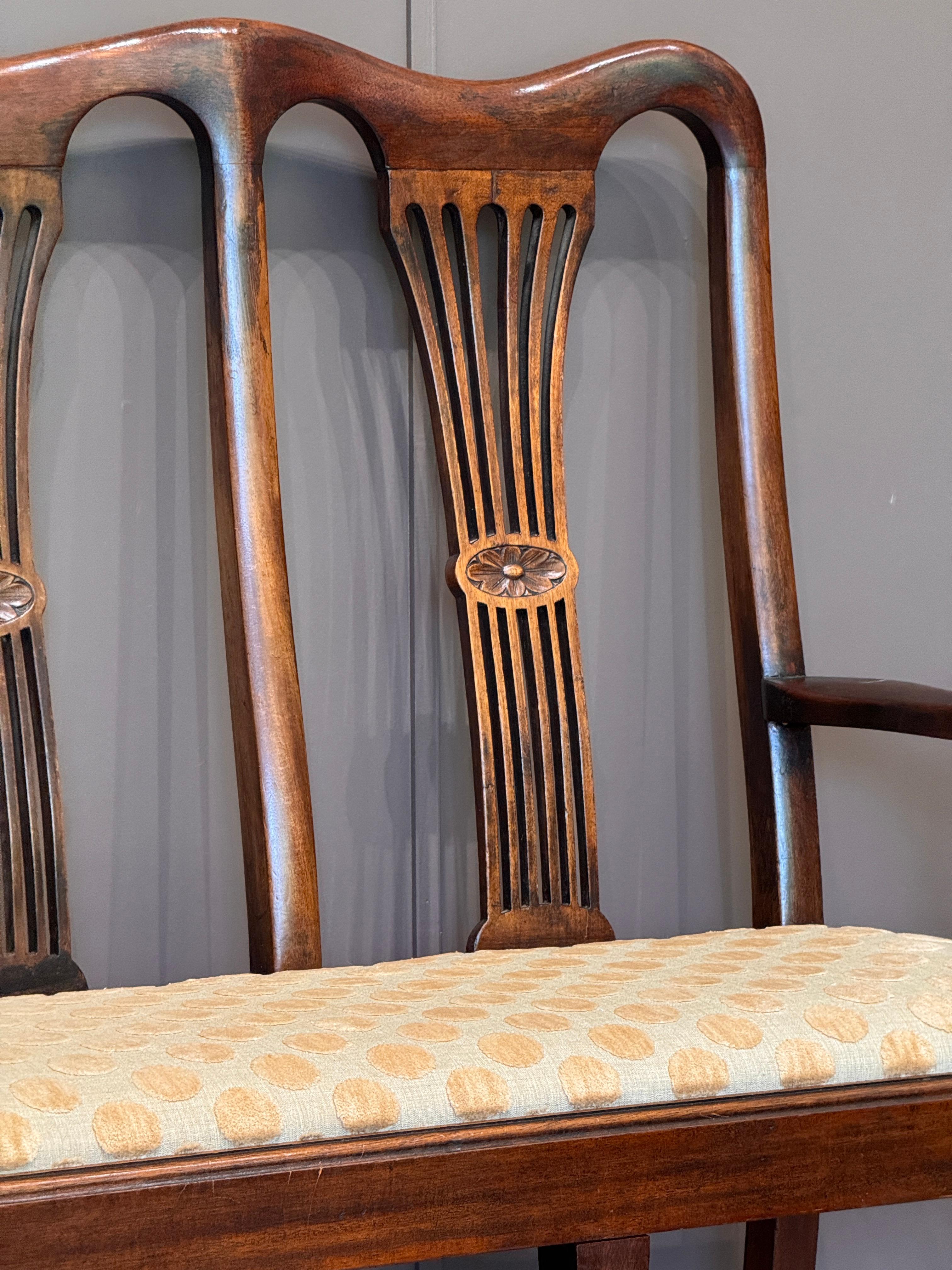 Tissu Fin du XVIIIe siècle Anglais Mahogany George III Three-Seater Hall Bench en vente