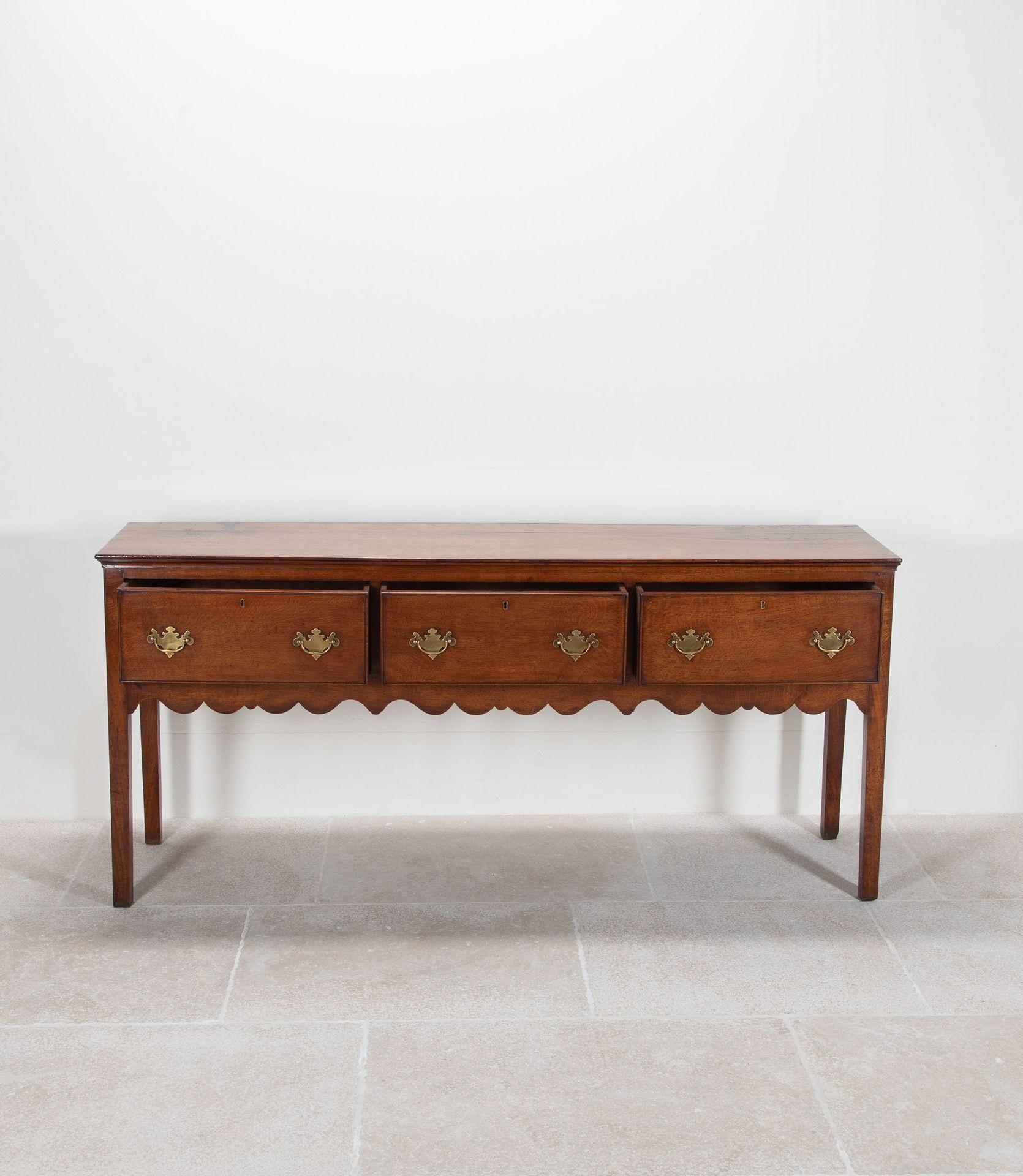 Late 18th Century English oak side table.
With good colour and patination. Circa 1790.